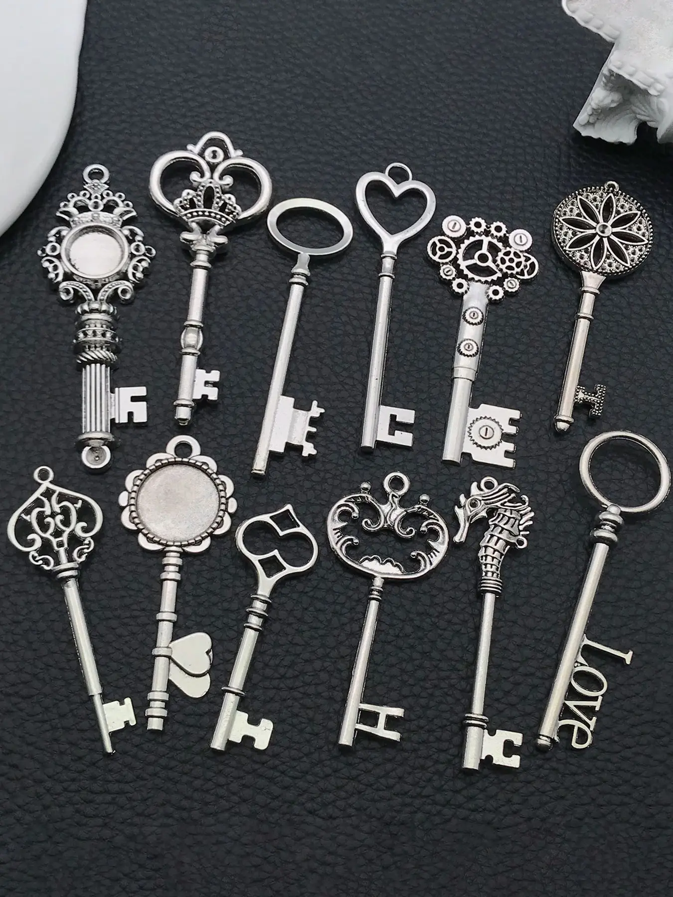 12pcs Antique Silvery Vintage Skeleton Keys Charms Pendants Decorative Charm for Crafting, Jewelry Findings Making Accessory For DIY Necklace Bracelet Craft Supplies, Link Charm Jewelry, Goth Jewelry