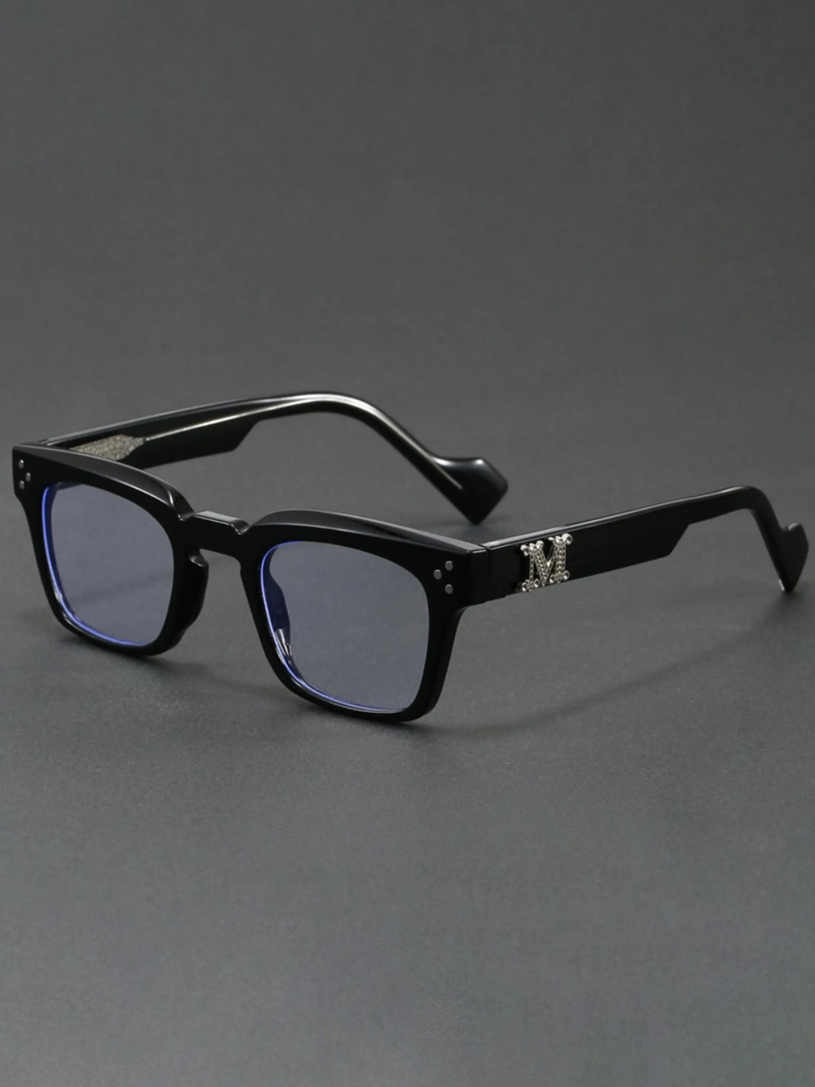 Simple Square Fashion Glasses with Niche Detail Design on The Temples Suitable for Both Men and Women Suitable for Casual and Daily Wear
