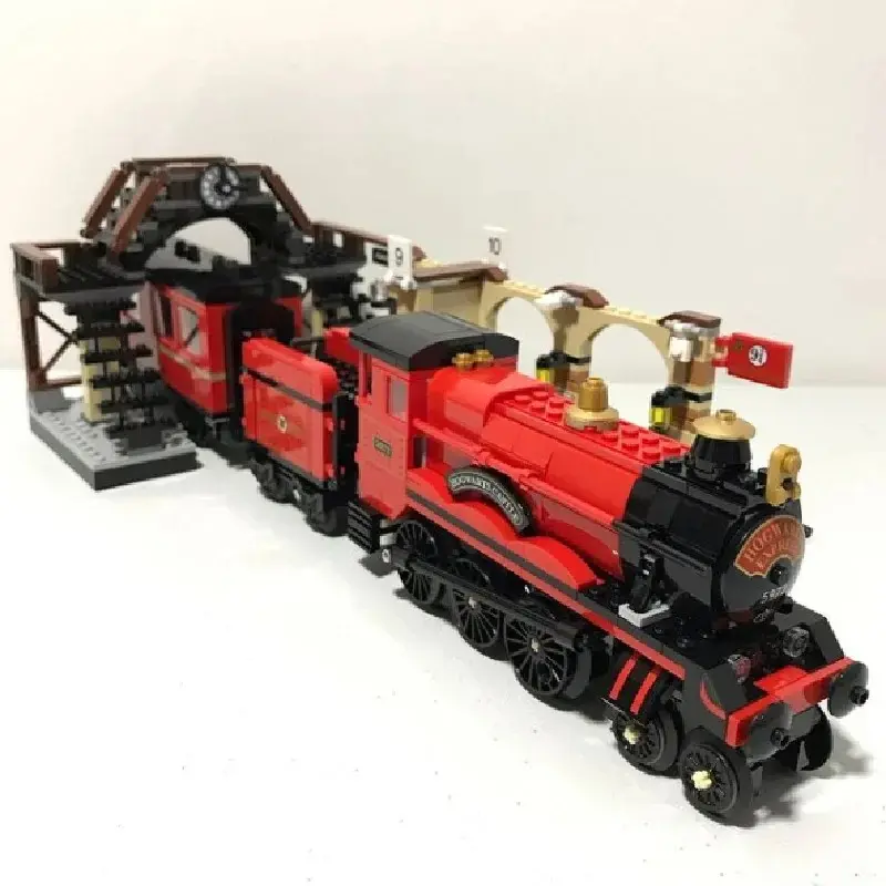 898 Pieces Steam Train Station Building Blocks, Vintage Fantasy Retro Style, Detailed Railway Bridge Platform, Complete Figurines Included