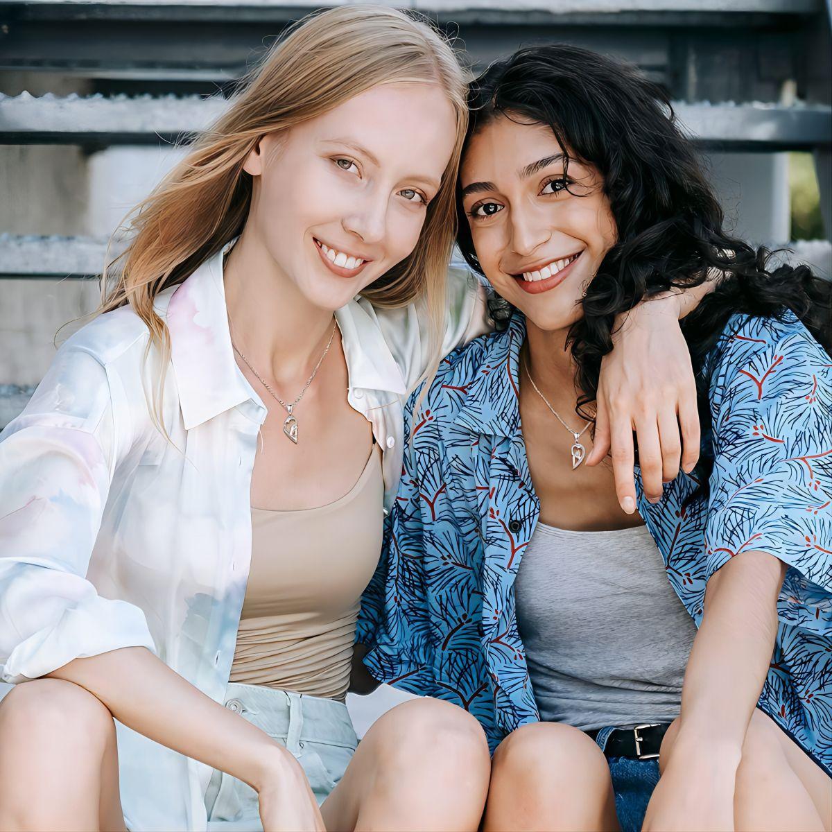 2-Piece Best Friend Heart Pendant Set, Silver Hand Holding Necklace for Girls, Long Distance Friendship Birthday Gift, BFF Jewelry for Women