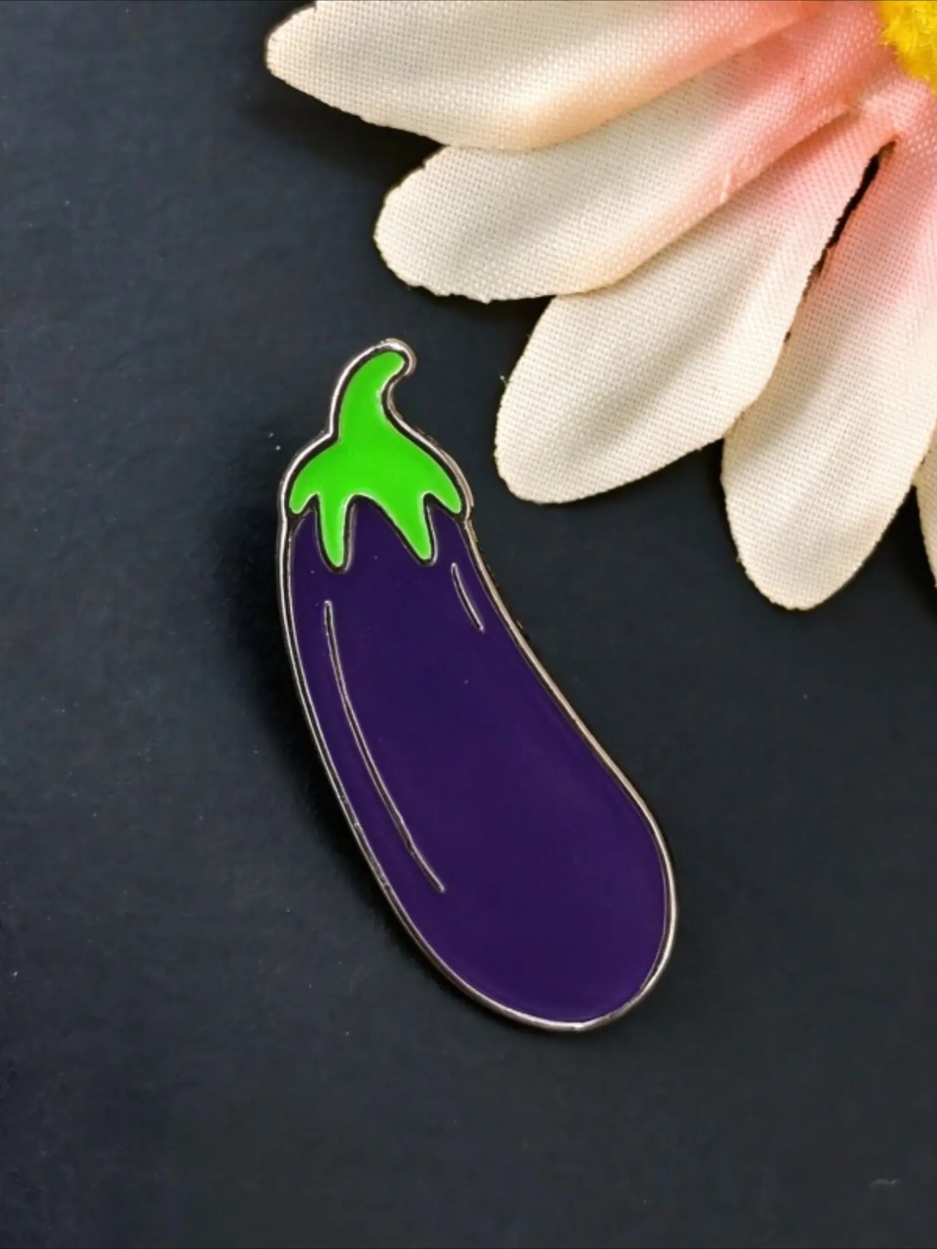 1PC Minimalist Eggplant Enamel Pin, Cartoon Purple Vegetable Aubergine Lapel Badge for Jacket Backpack Decor, Funny Novelty Gift For Food Lovers