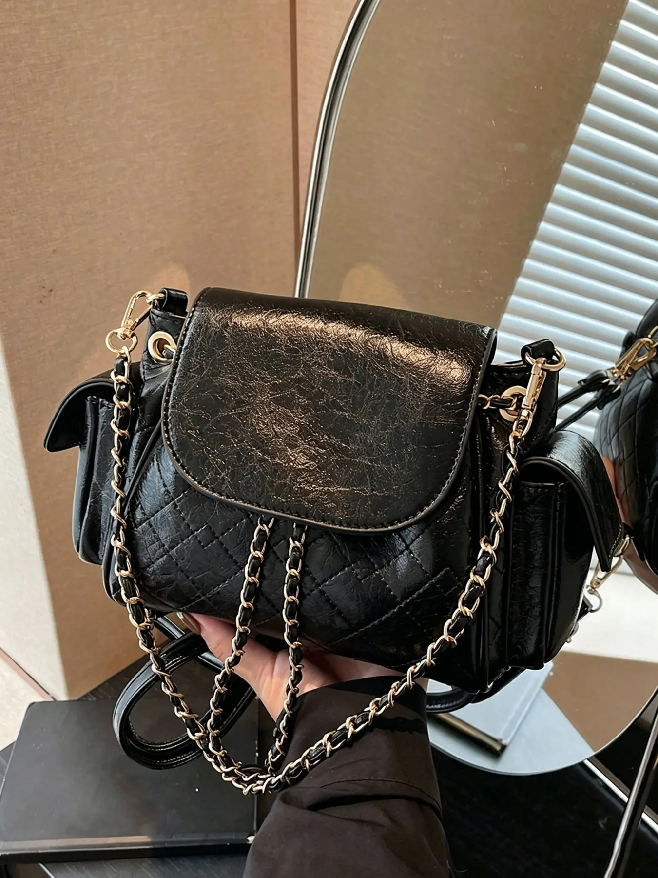 Fashion diamond grid flip drawstring shoulder bag, solid color retro multi pocket metal chain backpack, niche design texture simple motorcycle style backpack, casual commuting bag, Casual Commuter Bag, suitable for college shopping, dating, commuting