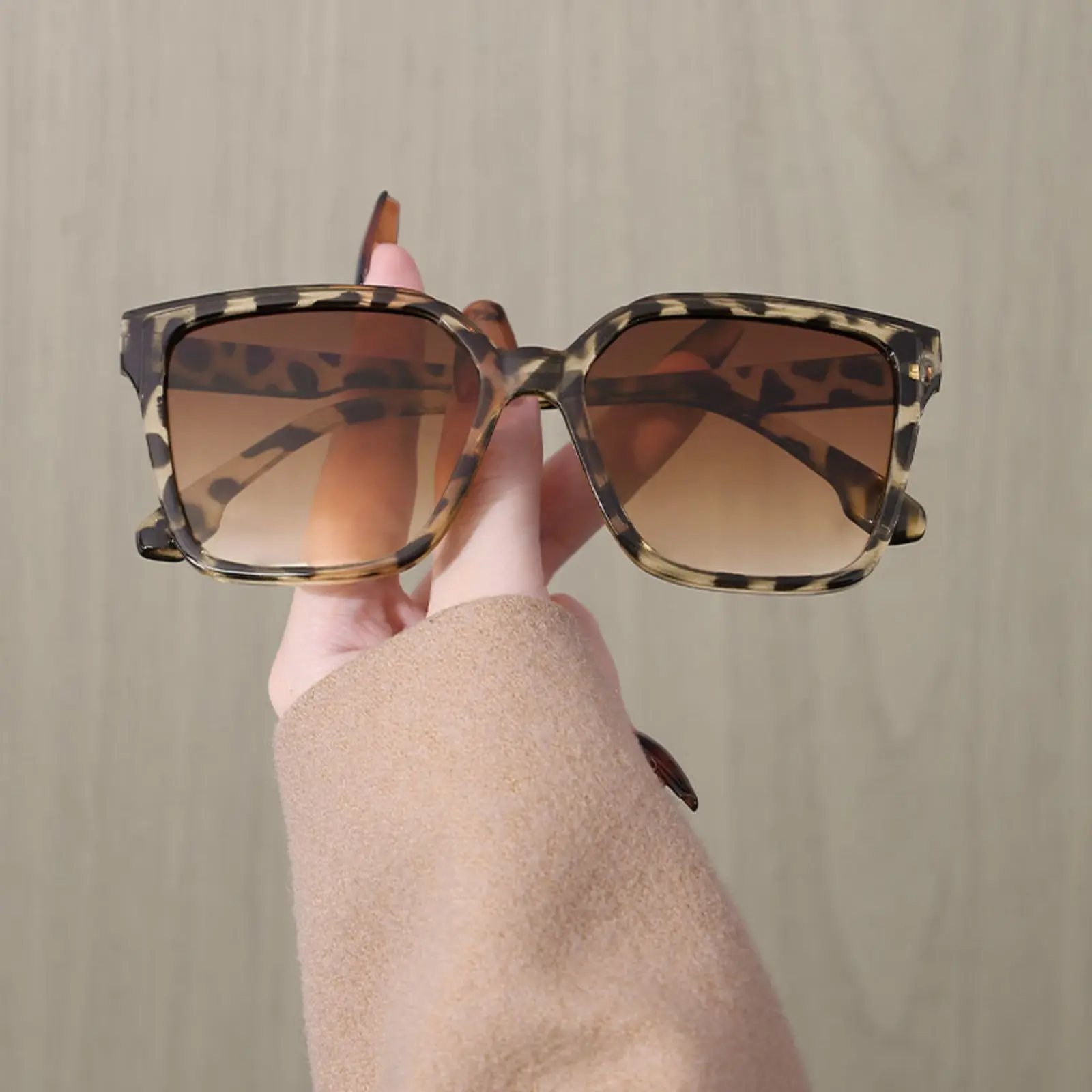 Women's Vintage Oversized Thick-Frame Leopard Print Square Sunglasses - Gradient Brown Lens, UV Protection Streetwear Eyewear for Vacation Daily Use, Square Shape