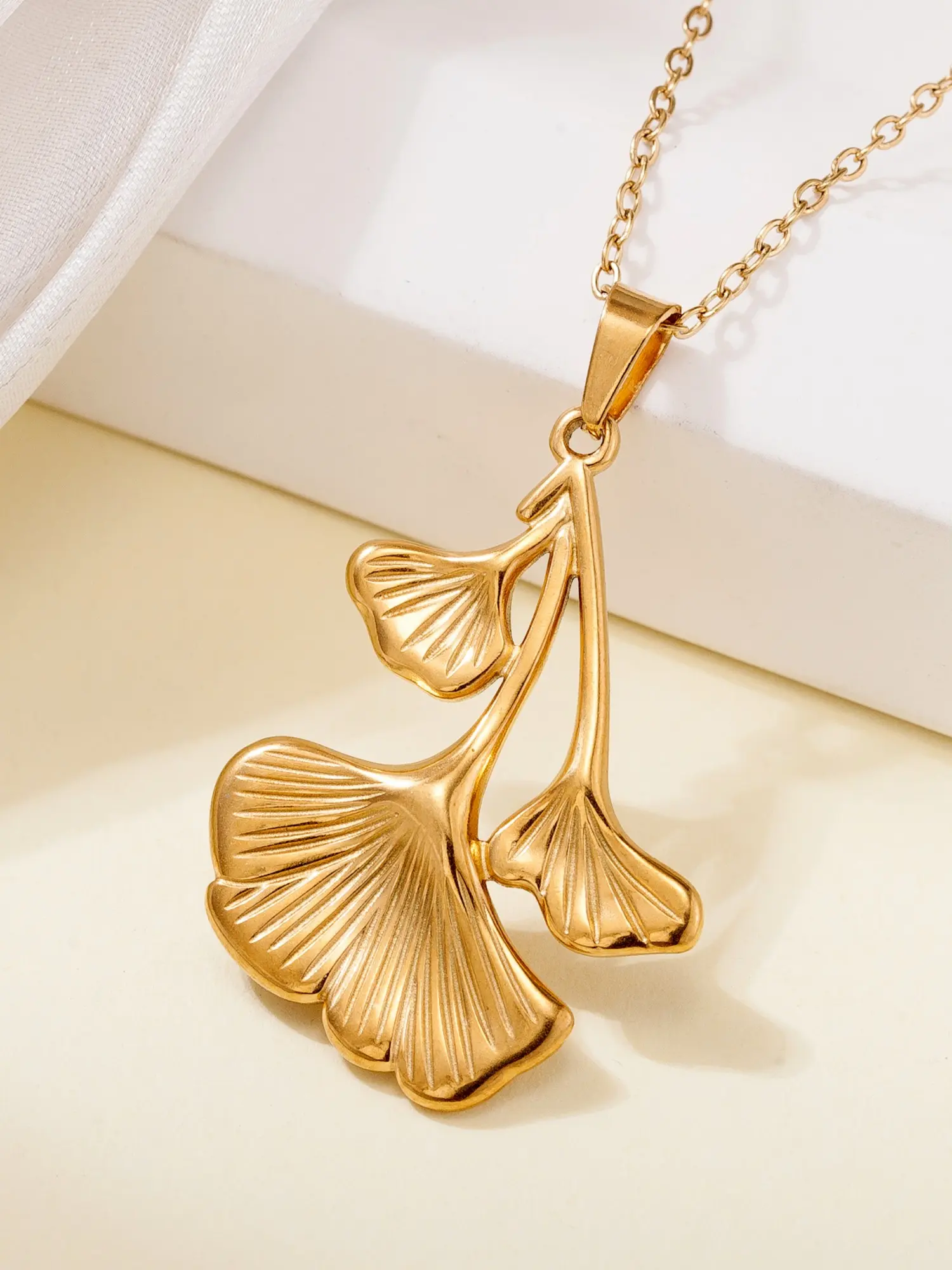 1 piece of exquisite and elegant stainless steel ginkgo leaf pendant necklace, with a light luxury and high-end feel, does not fade, suitable for wearing for daily commuting, travel, parties, and other occasions; a gift for holidays and birthdays.