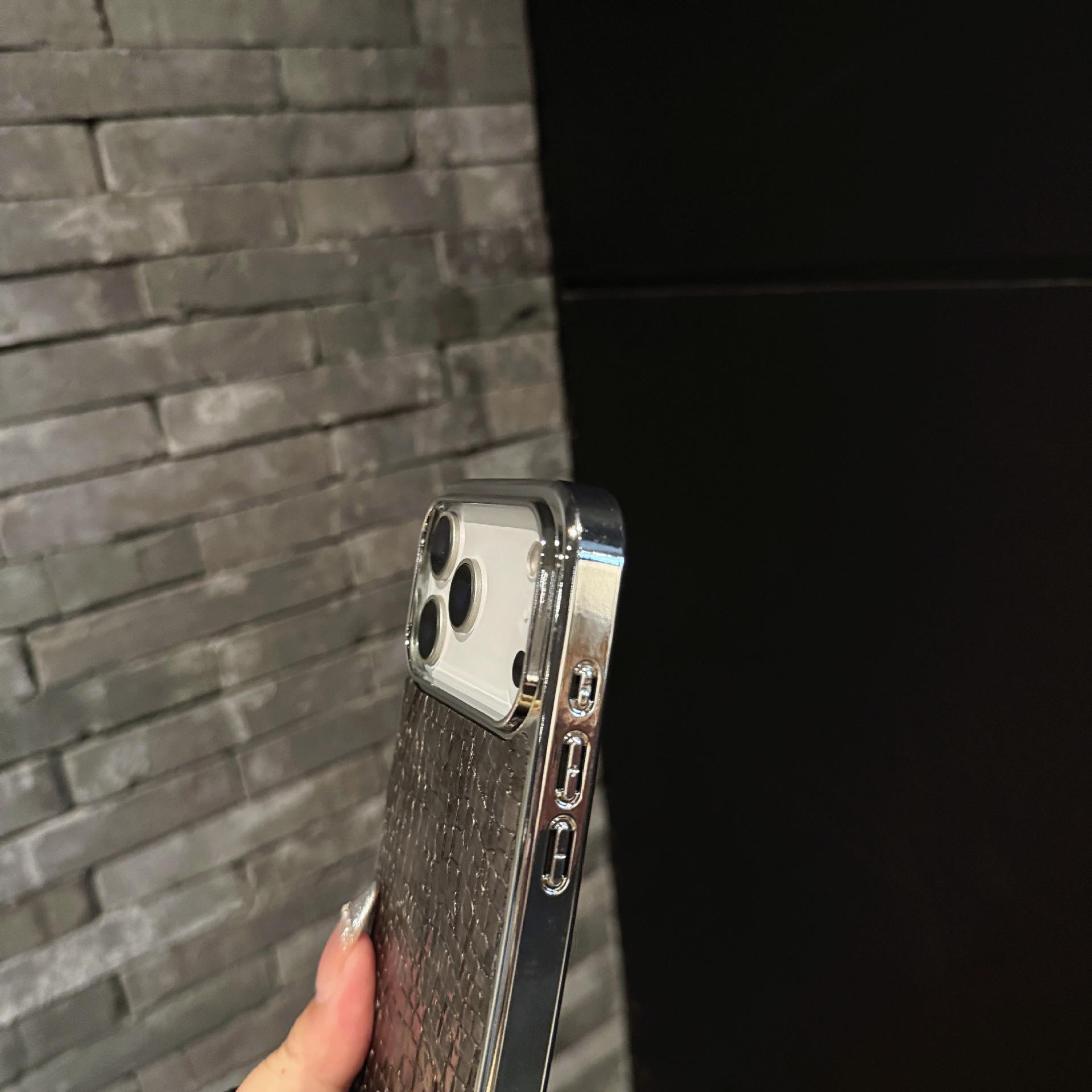 Premium Glossy Crocodile Patterned Electroplated Smartphone Case for IPhone 17 17air 16 15 Shockproof Cover