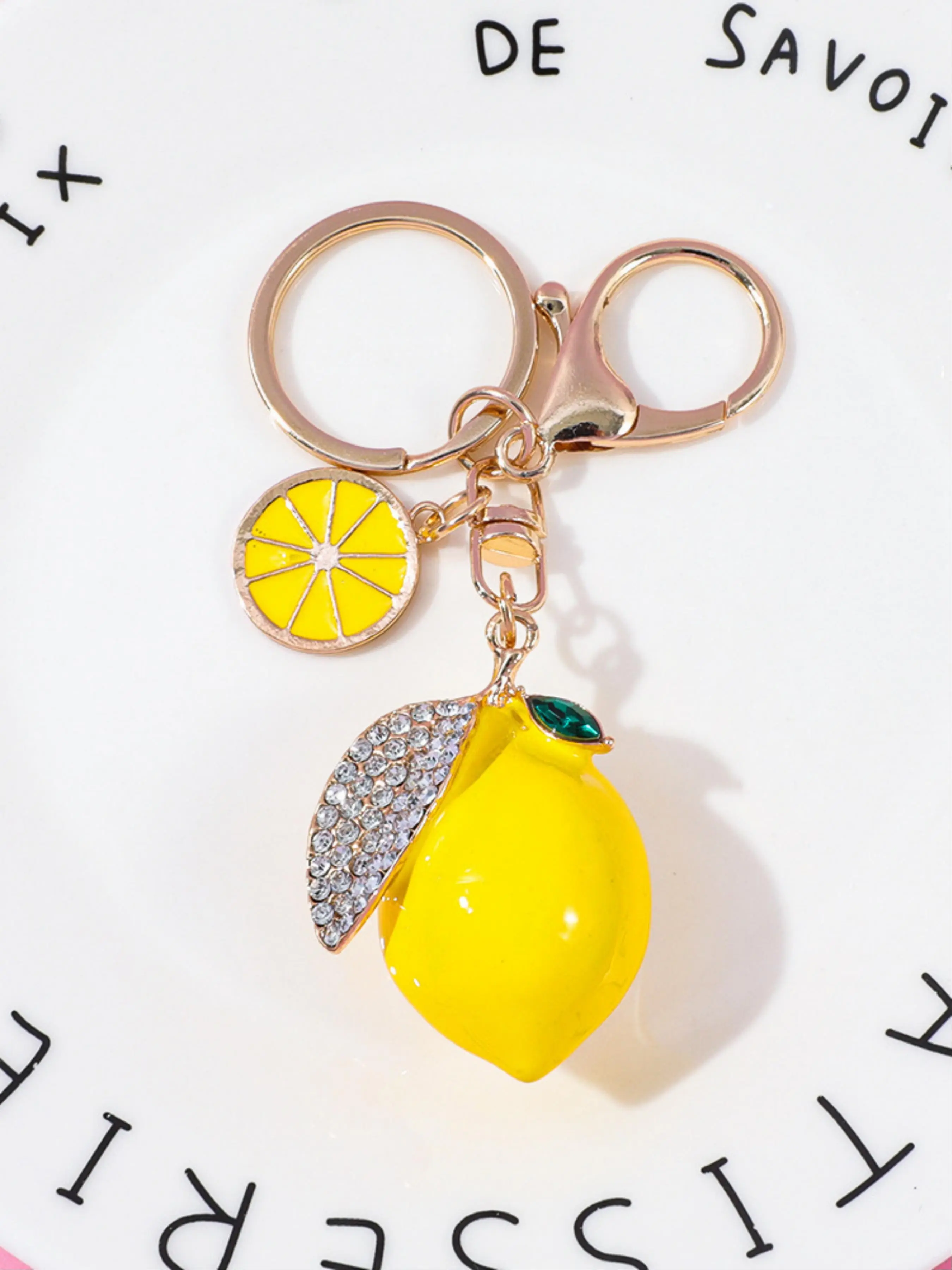 1pc Enameled Rhinestone 3D Lemon Keychain, Full Crystal Leaf Lemon Charm, Casual Stylish Pendant, Summer Fruit Style Accessory, Fits Backpack, Handbag, Car Key, Women's Hanging Ornament, Gift for BFF, Birthday, School, Travel