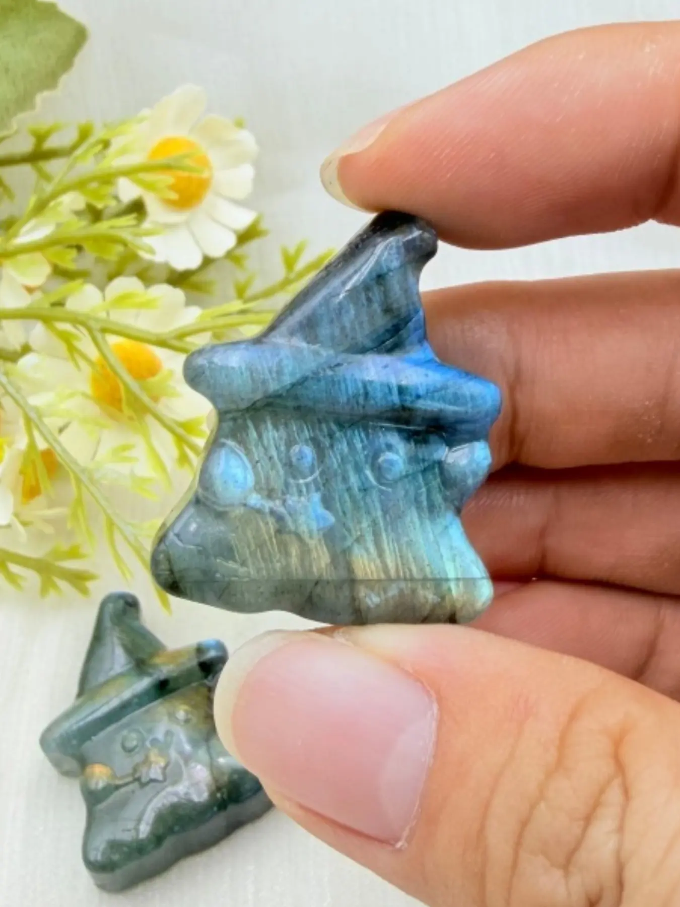 1pc labradorite ghost- perfect for displaying on a home table or for various occasions such as Christmas, Valentine's Day, and weddings. It's an elegant mineral gift for parents or collectors, a crystal ornament that requires no electricity, and also a fe