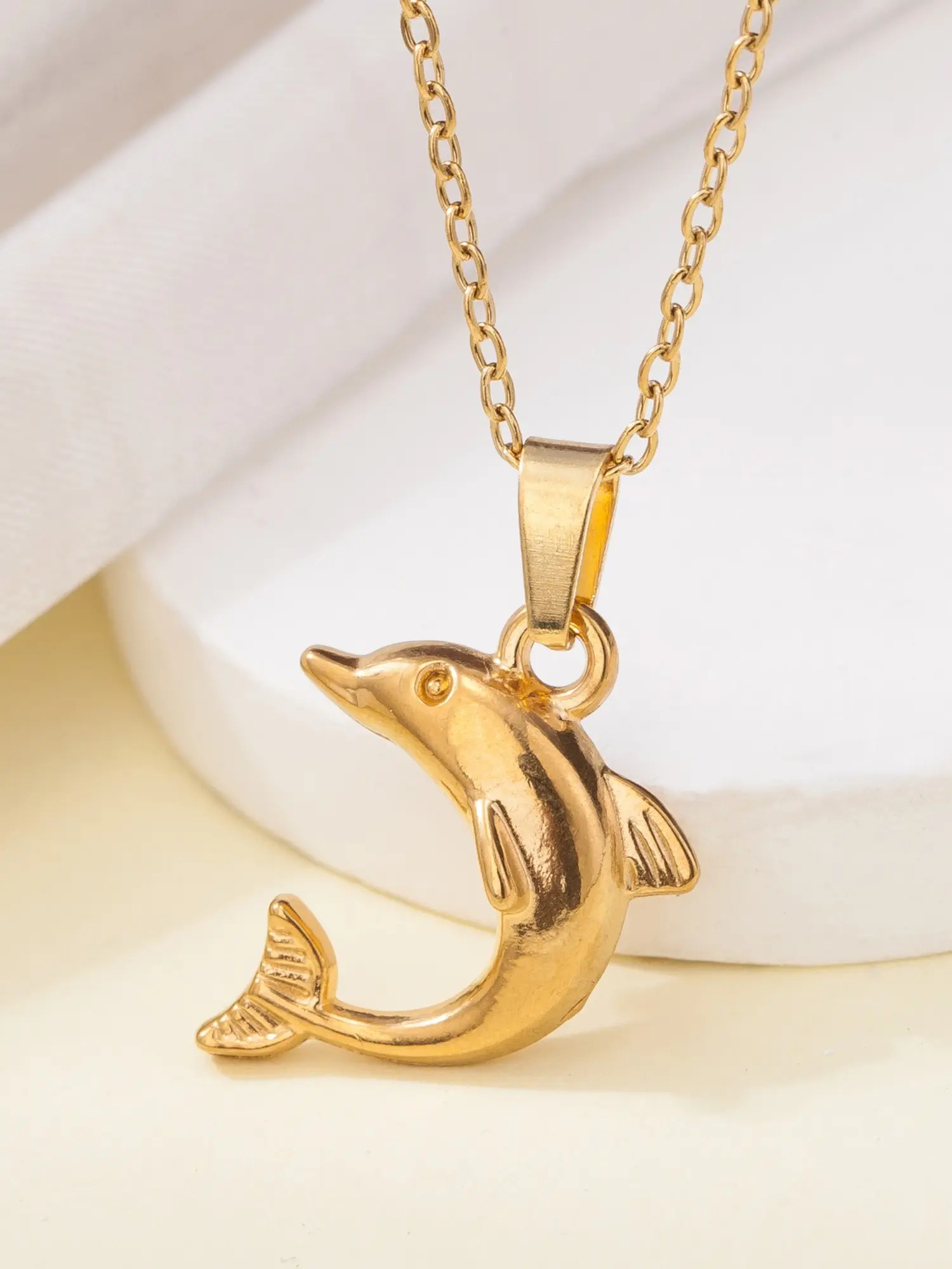 1 piece of Japanese-style fresh ocean-themed three-dimensional polished dolphin and whale pendant necklace, cute, fashionable, and exquisite stainless steel clavicle chain, suitable for everyday commuting and seaside outings, also ideal as a holiday gift.
