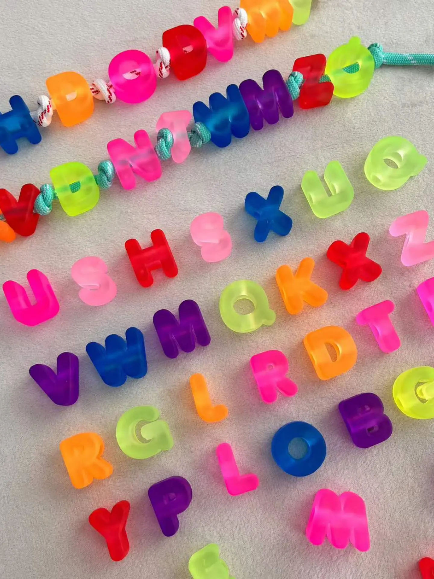 50pcs Rubberized Alphabet Beads Acrylic Large Hole Letter Beads, DIY Phone Chain Charms, Random Bubble Chunky Letter Beads, Extra Large, Big Acrylic Letter Beads, Large Hole, Easy for Keychains, Bracelets, Shoelaces and Jewelry Lanyards Making