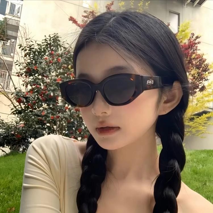 2026 New Cat Eye White Sunglasses Women's Trendy Square Round Face Covering Cheekbones Showing Face Small Summer Sunglasses