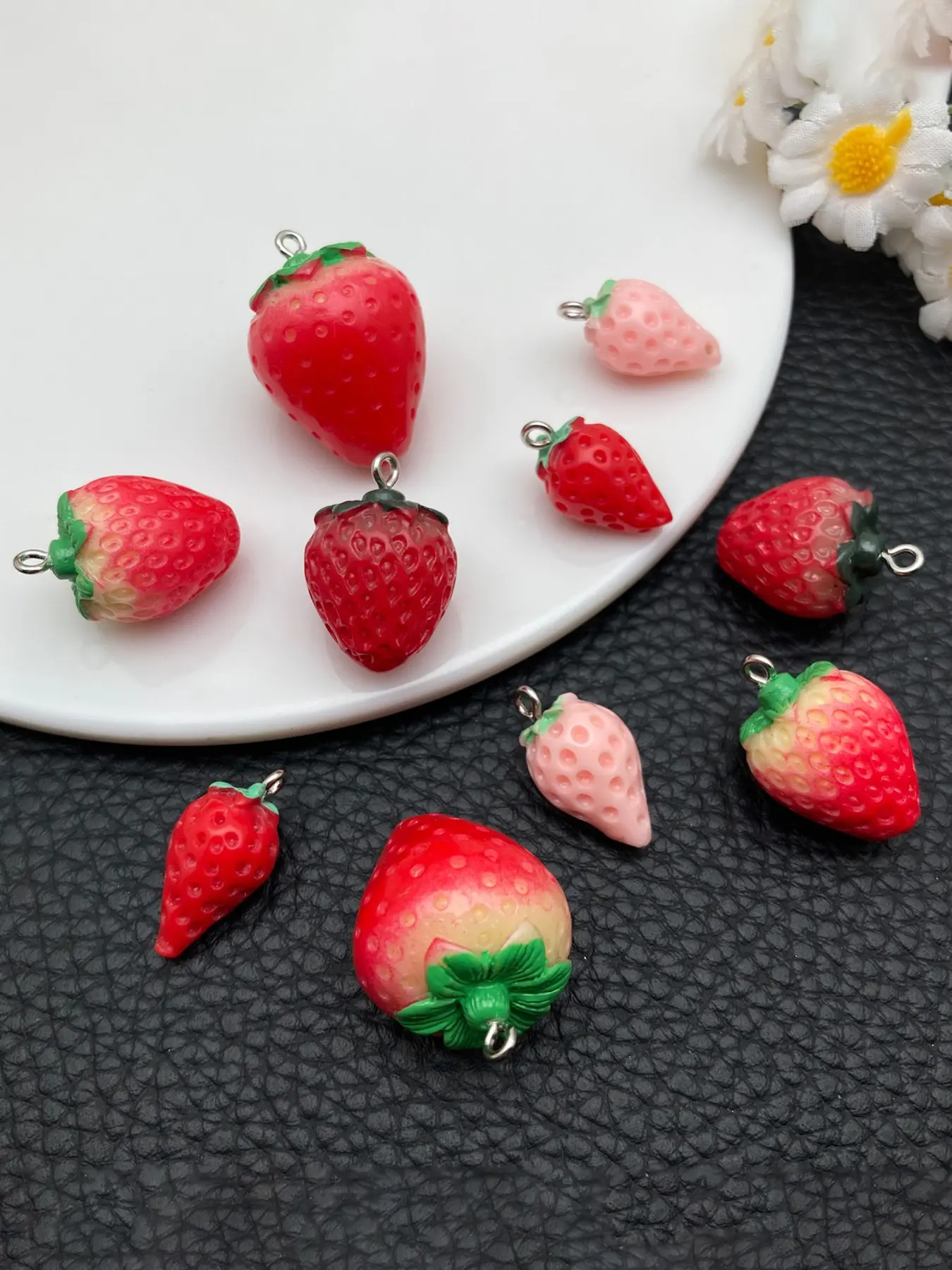 10pcs Strawberry Charms 3D Strawberry Pendant Resin Fruit Charms for Jewelry Making Earring Bracelet Necklace DIY Hanging Pendant Ornament Accessories DIY Jewelry Decoration