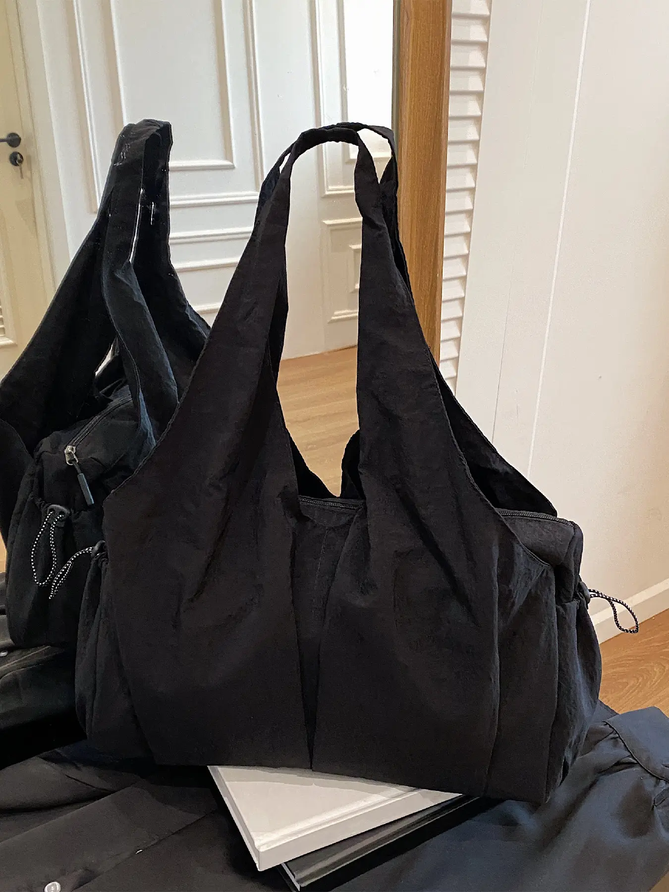 Casual and stylish large capacity pleated drawstring design commuting tote bag that can be carried by hand, suitable for daily outings on one shoulder