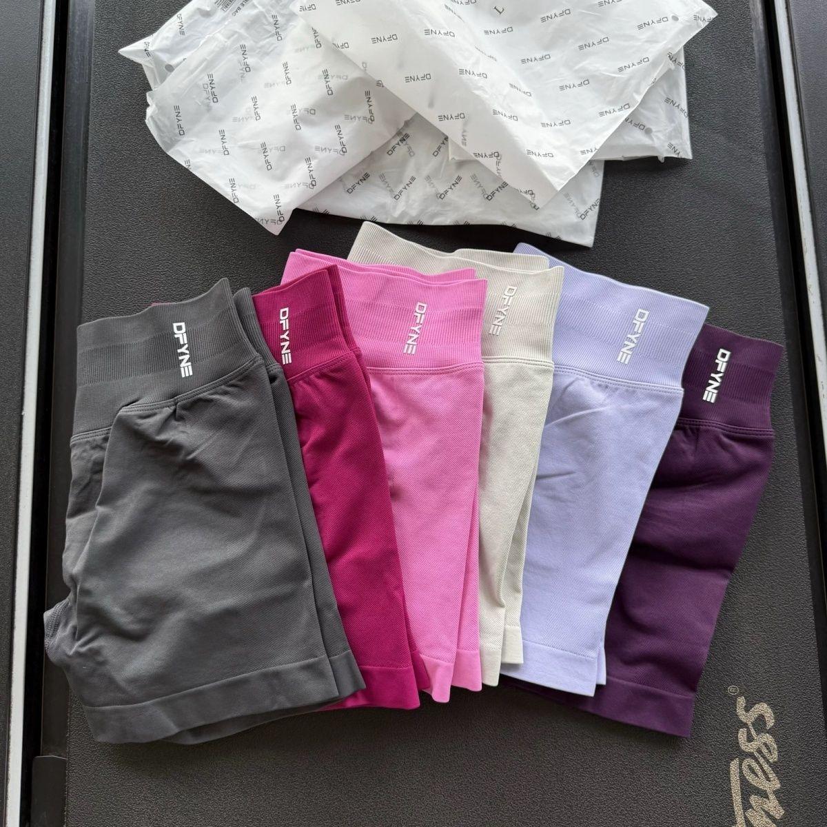 DFYNE High-Elastic Seamless Low-Rise Yoga Shorts |   Three-quarter length, tight-fitting, quick-drying, lifts and shapes the peach-shaped buttocks, allowing for unrestricted movement during squats and running.