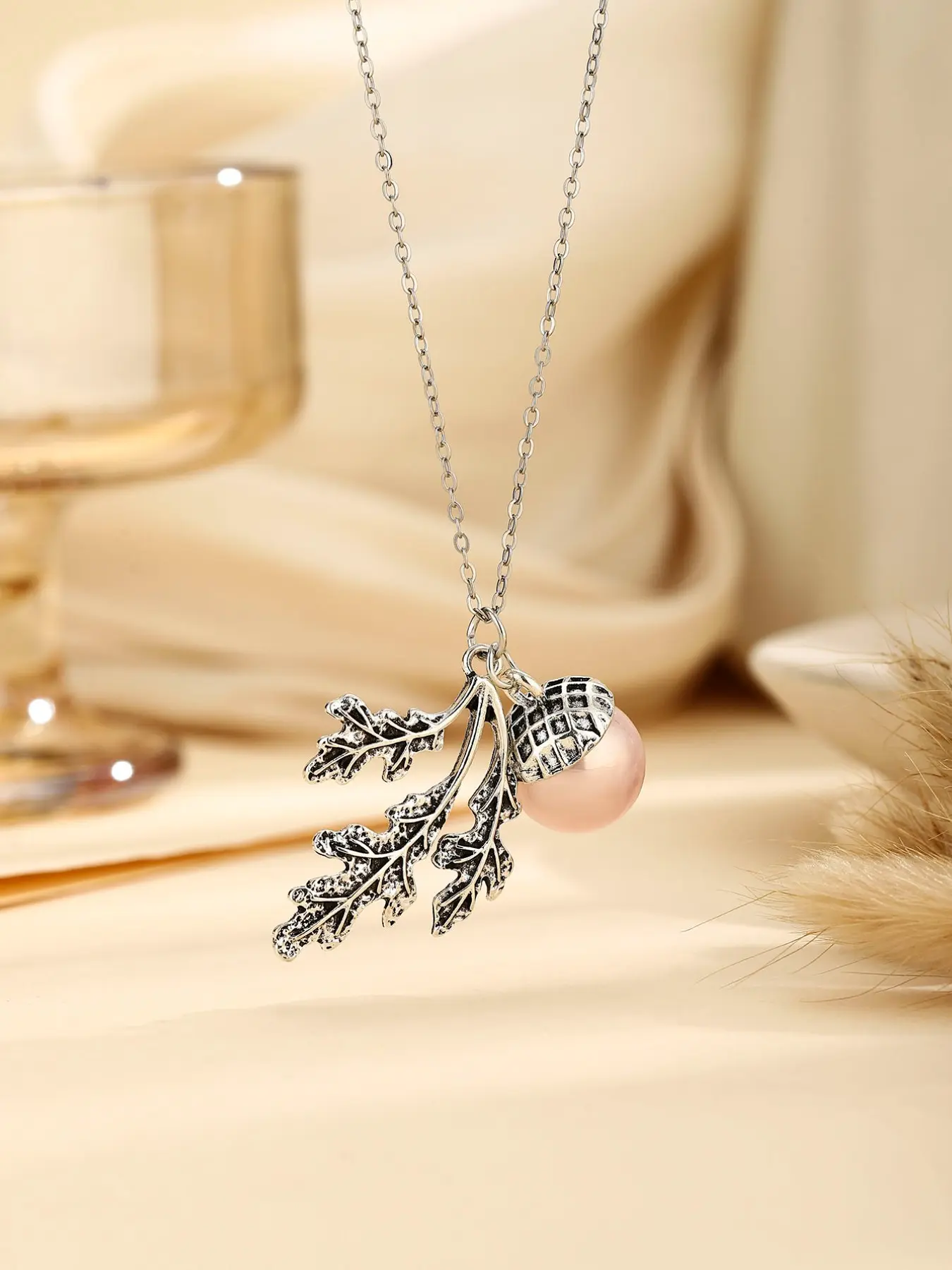 Elegant Leaf Acorn Alloy Pendant Necklace, Chic European Style, Perfect for Daily Wear, Women's Fashion Lockbone Chain