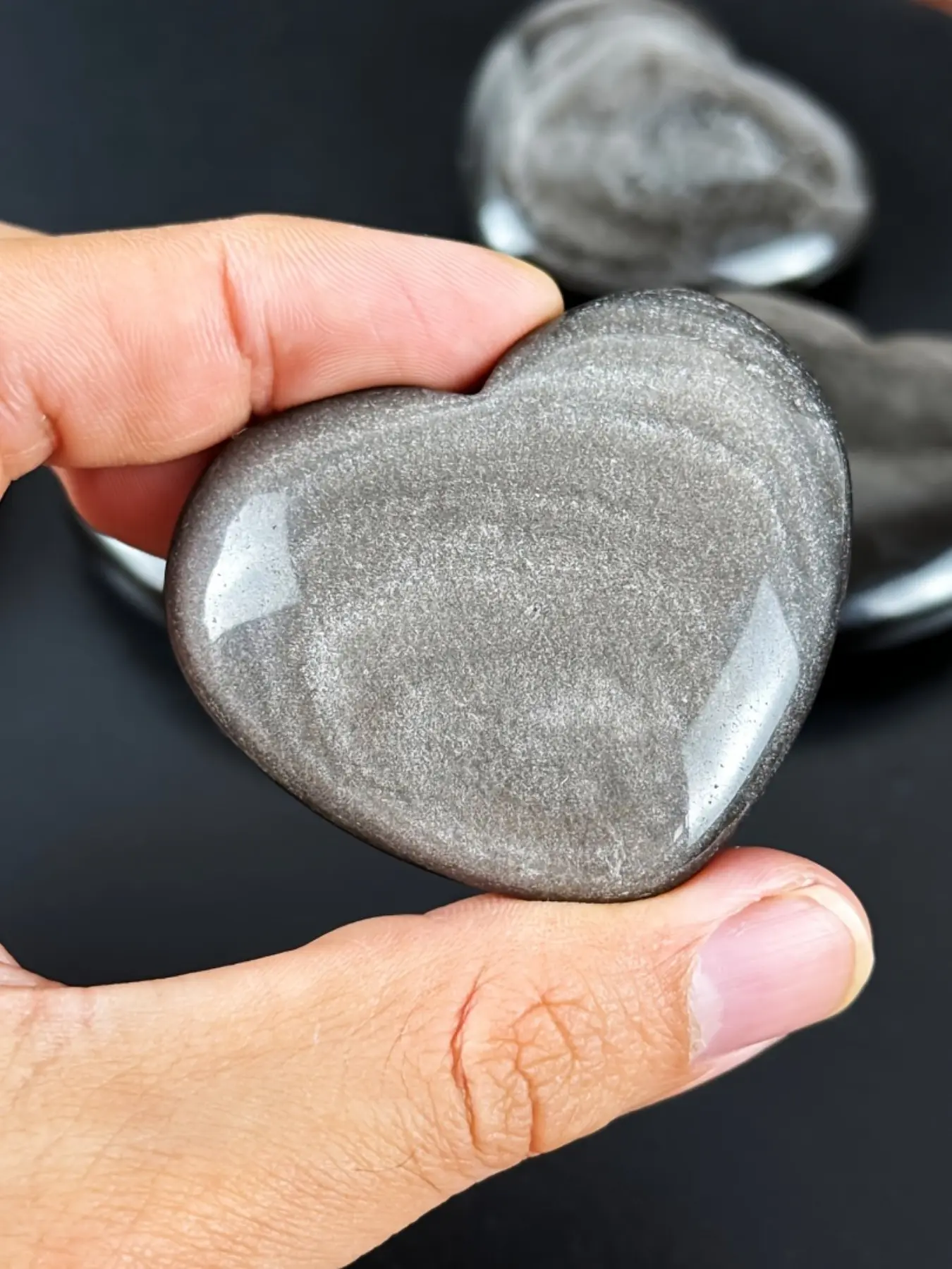 Natural Silver Color Obsidian Heart Carving, Crystal Carvings, Crystal Decorative Stones, 5-6cm High Grade Stone, Handicraft Gift, Silver Sheen Finish, Unique Natural Stone Decor
