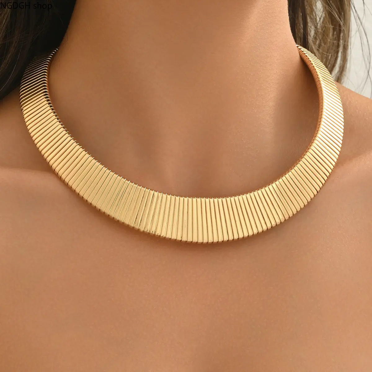 Women Bold Ribbed Omega Collar Choker, Flexible Flat Wide Snake Chain Statement Necklace, Shiny Gold‑Silver Two‑Tone Plated Chunky Neck Jewelry, Comfort Stretch‑Fit Adjustable Neckpiece for Club Night Out Cocktail Event Everyday Styling