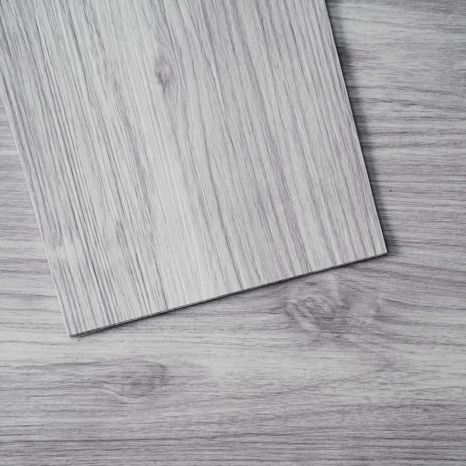 VEVOR Peel-Stick Vinyl Floor Tiles, 36x6 in, 20 Tiles, 0.62mm Thick, Light Gray Wood Grain, Waterproof, Easy-Install Indoor Use DIY Flooring for Kitchen, Bedrooms