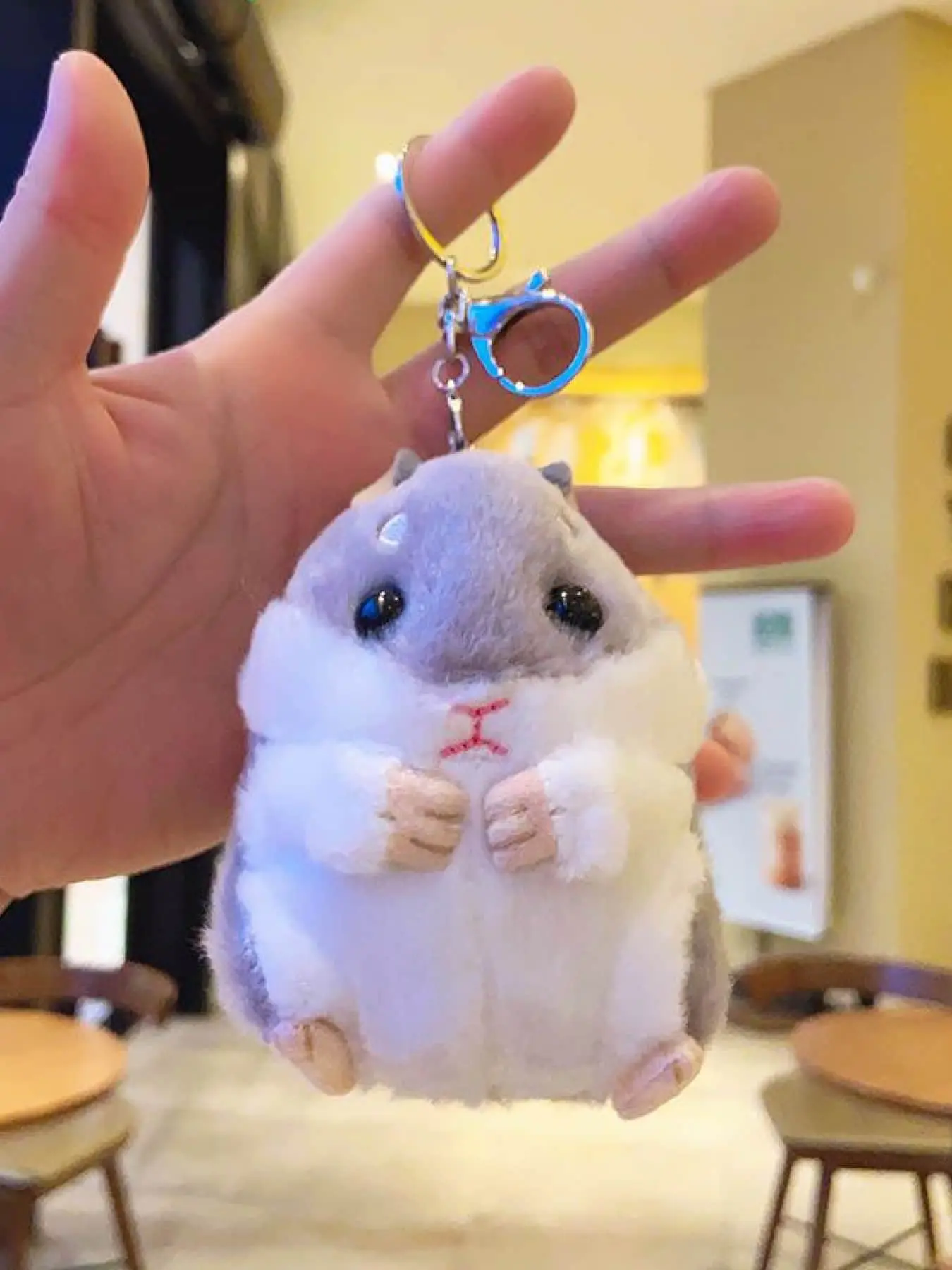 Cute plush hamster keychain, Animals Keychain Decor, Cute Keychains For Car Keys, suitable for daily wear, vacation dates and other occasions, and also a surprising and exquisite small gift.