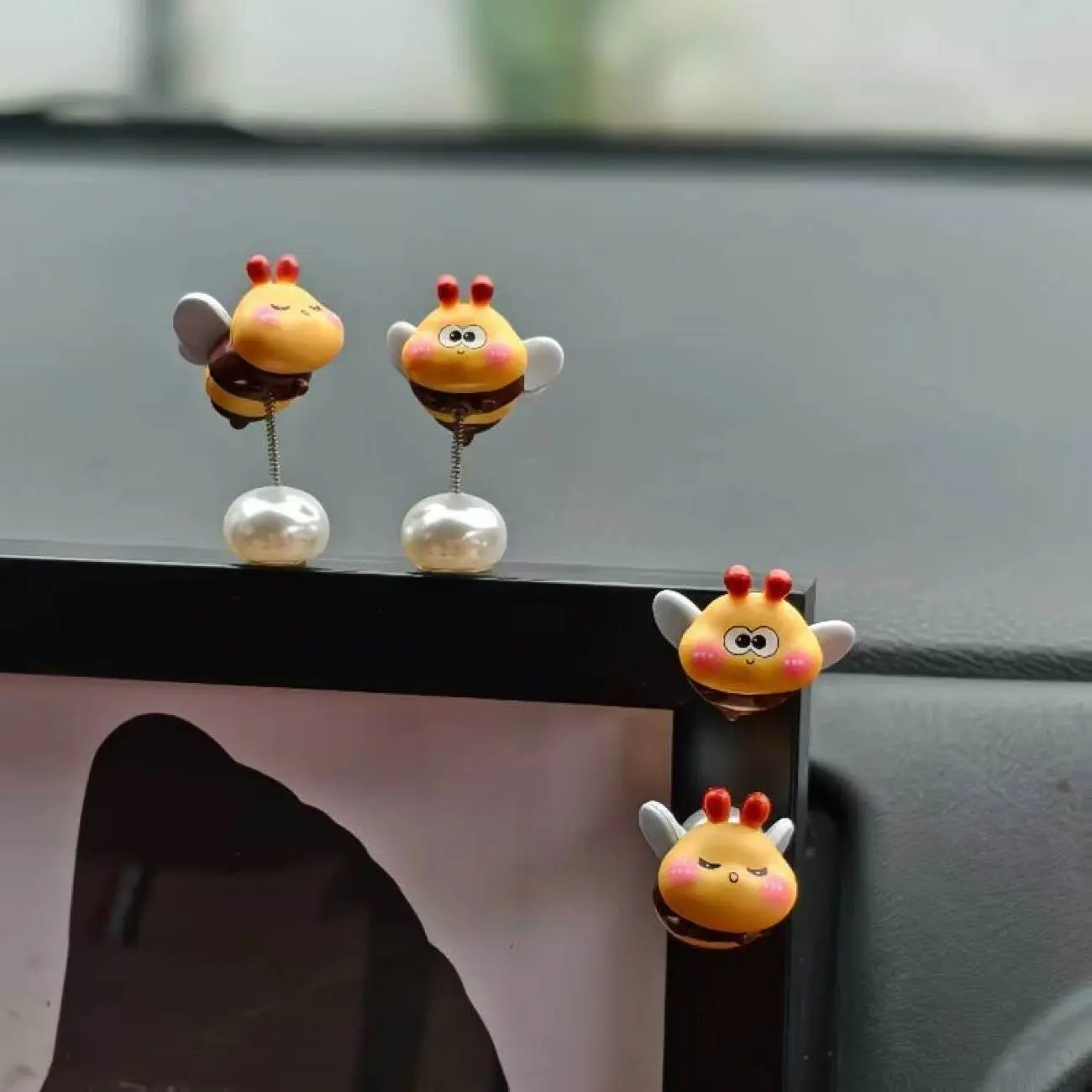 4-Pack Cute Spring Swing Bee Figurines, Mini Bee Car Dashboard Decor, Office Desk Ornament, Resin Micro Landscape DIY Kit, Ideal for Car Enthusiasts & Animal Lovers