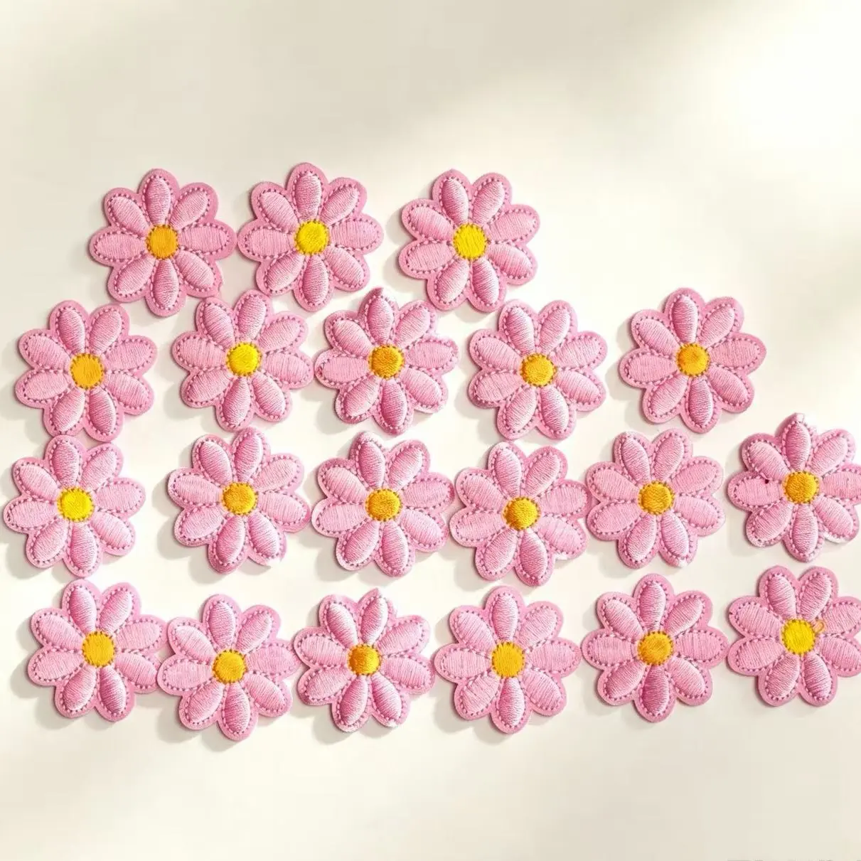 20PCS Pink Daisy Flower Pattern Iron-On Embroidery Patches - Fun Design - Easy to sew or iron, durable fabric patches suitable for personalizing jackets, bags, DIY crafts, and more
