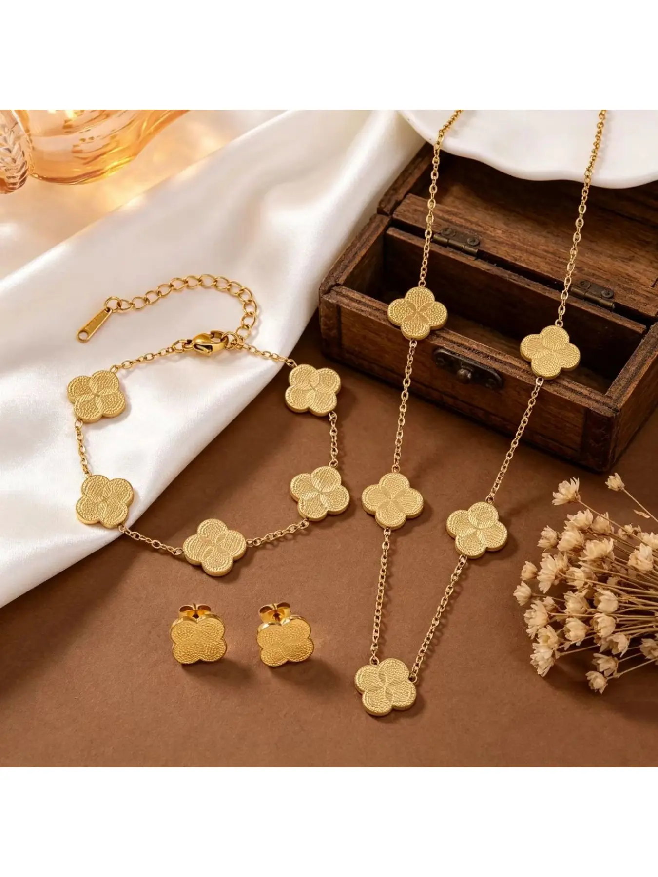 Gold Four - leaf Clover Jewelry Set Necklace Bracelet Earrings Light Luxury High - end Fashion Jewelry Set for Daily Commuting