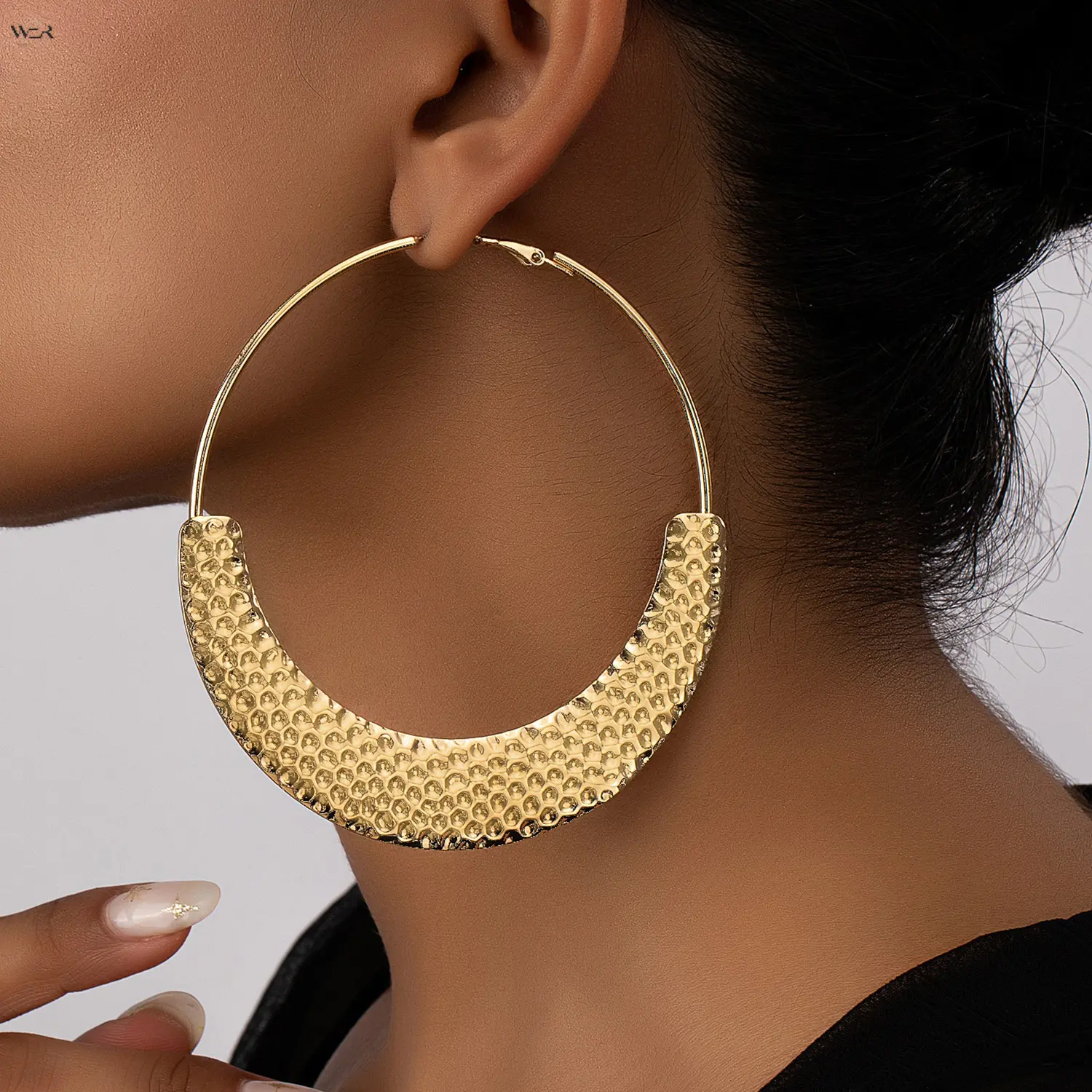 Oversized Hammered Textured Gold Hoop Earrings for Women, Large C Shape Honeycomb Pattern Big Circle Drop Earrings, Chunky Vintage Punk Statement Metallic Loop Jewelry for Club Party Daily Outfit Gift