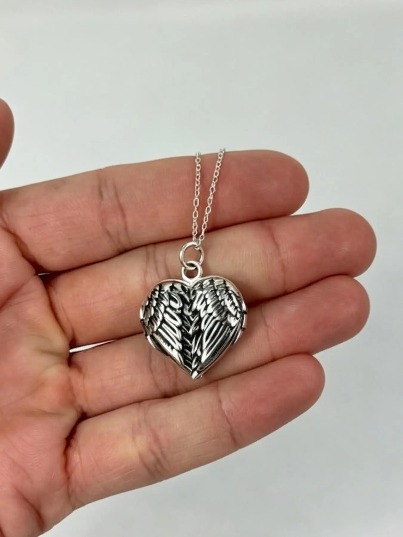 Vintage Punk Feather Heart Pendant Necklace, Photo Holder, Unisex, Unique Design, Distressed Style, Versatile Personality Gift