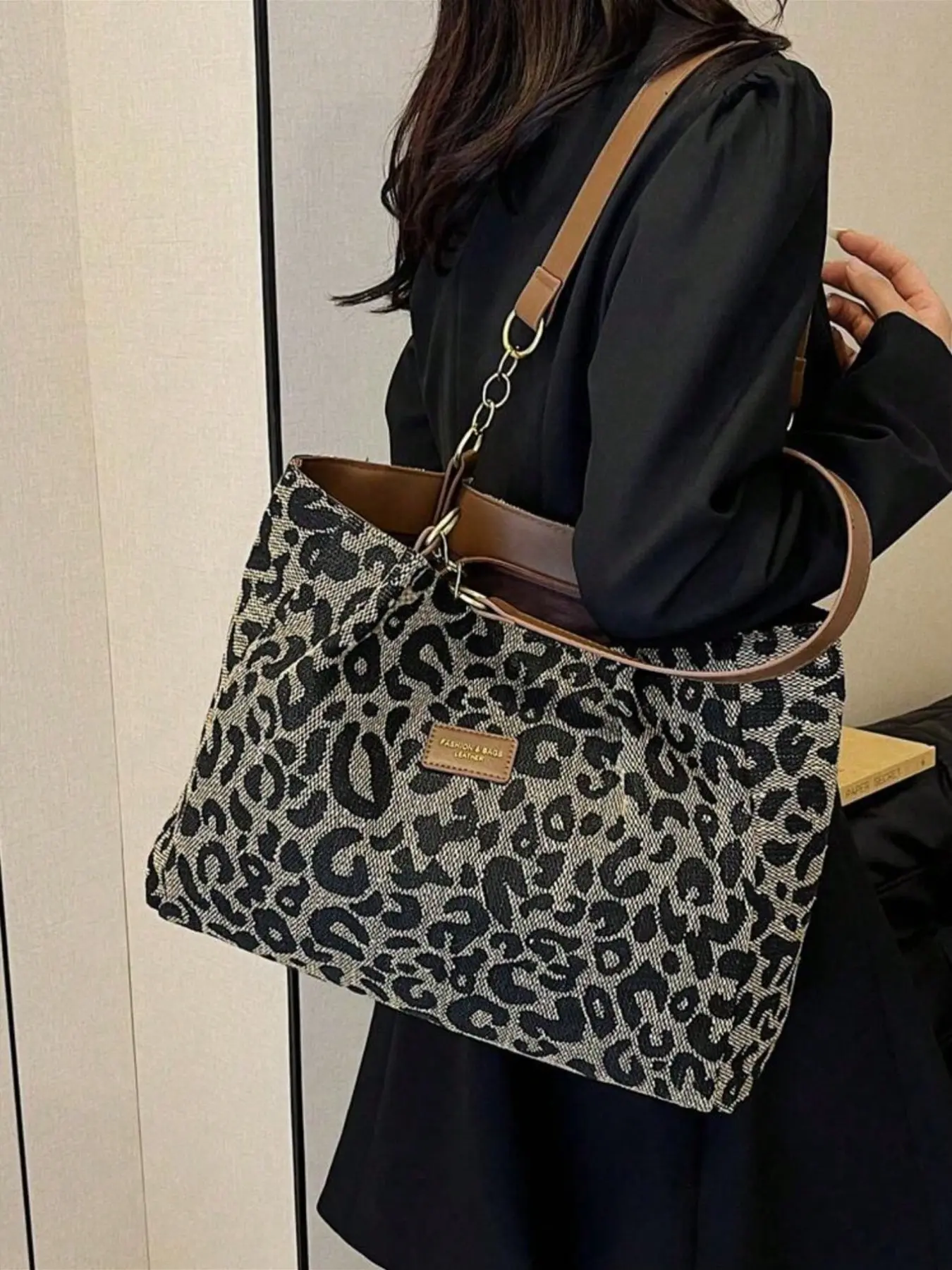 All Seasons Casual Shoulder Handbag with Decorative Metal Chain & Dual Comfort PU Leather Shoulder Strap, Vintage Leopard Print Oversized Tote Bag, Commuter Bags, Daily Use Bag Perfect for Commuting, Campus, Weekend Errands and Casual Street Outfits