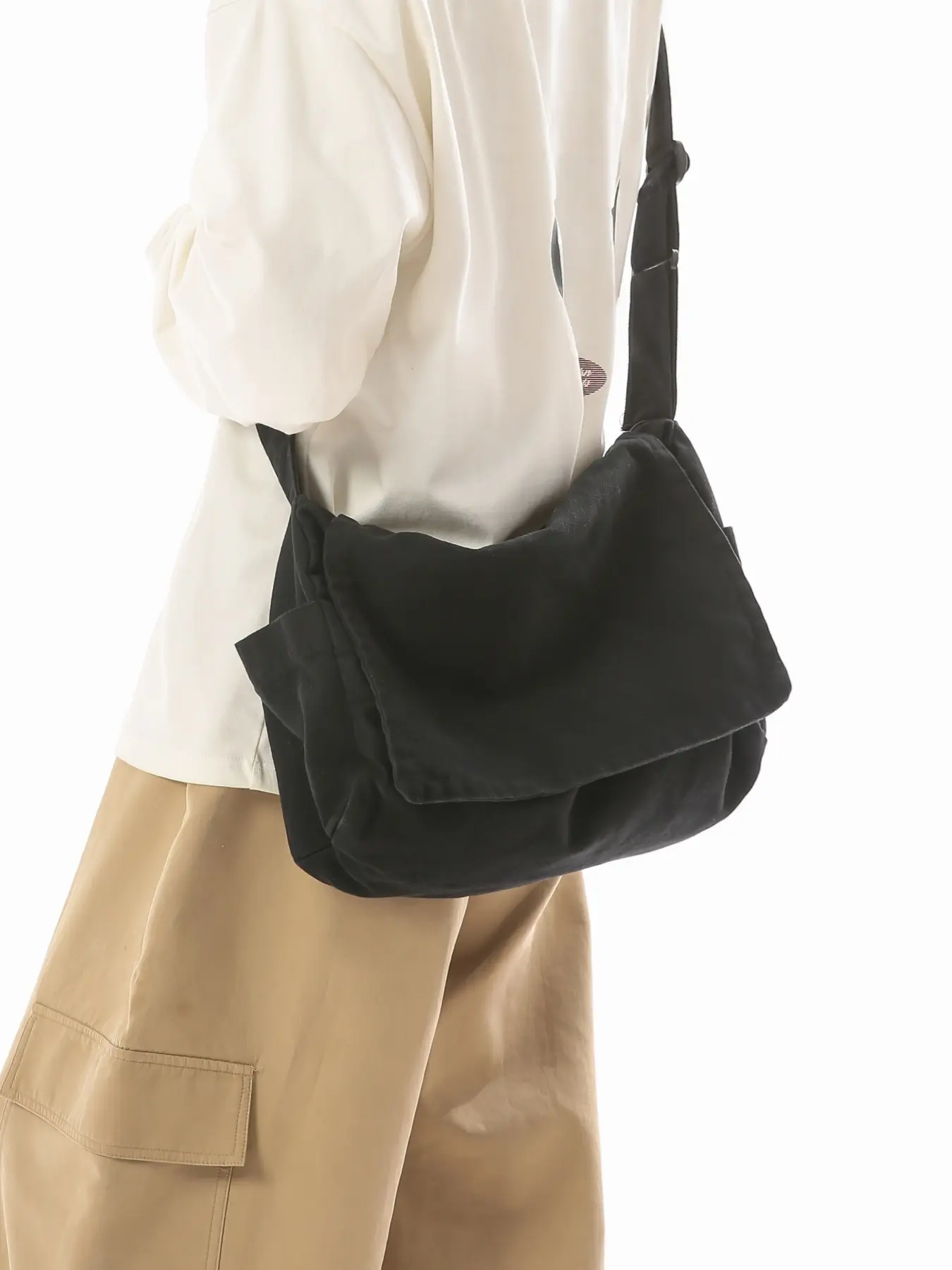 Simple and casual street-style large-capacity canvas shoulder bag, Stylish casual bag, with side pockets, adjustable strap, lightweight daily commute messenger bag, Zipper shoulder bag
