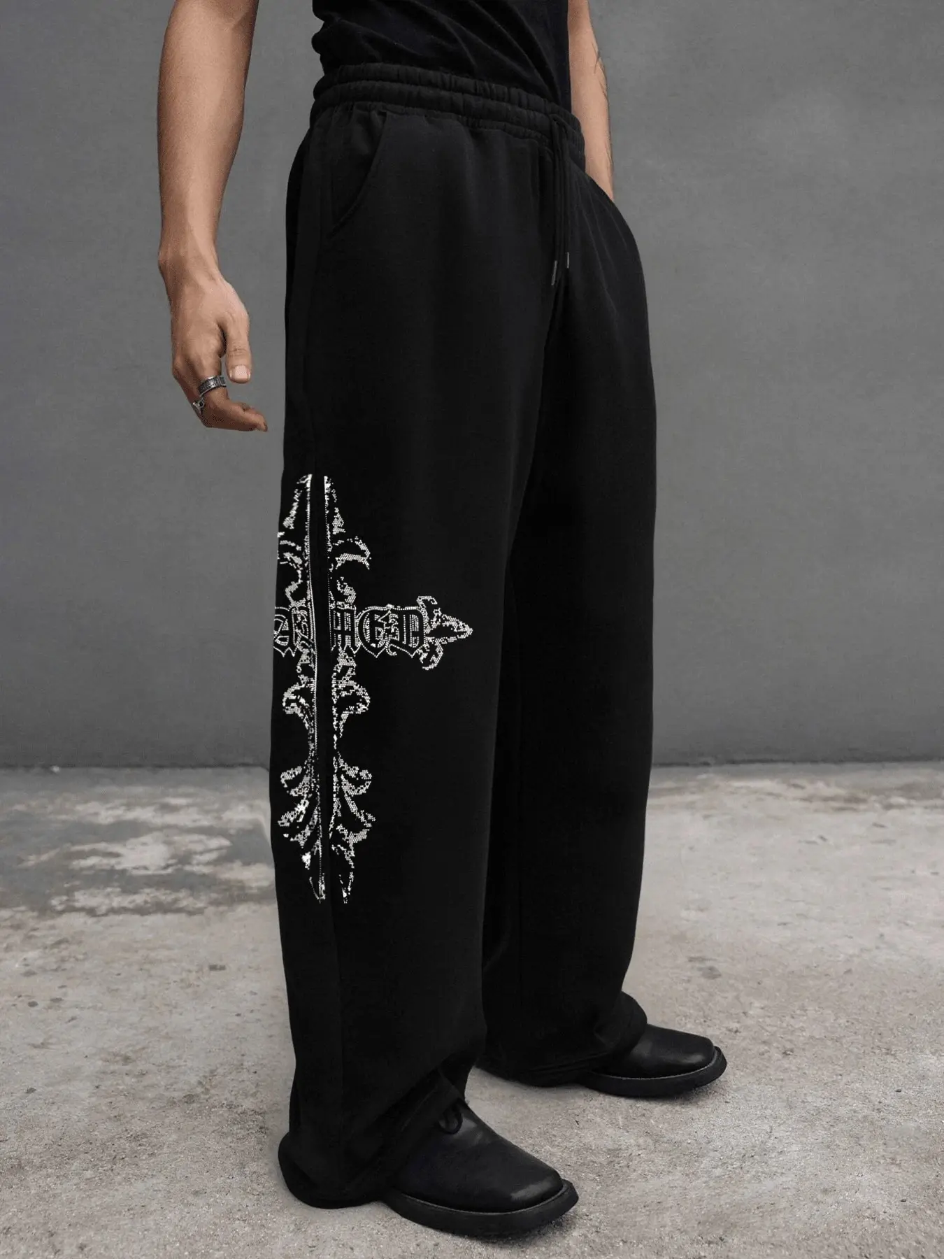 Black Men Y2K Dark Punk Streetwear Track Pants, Relaxed Straight‑Leg Sweatpants With Leg‑Side Gothic Cross Glitter Distressed Print, Comfortable Stretchy Drawstring Waist Trousers for Urban Going‑Out Skate Daily Street Outfit