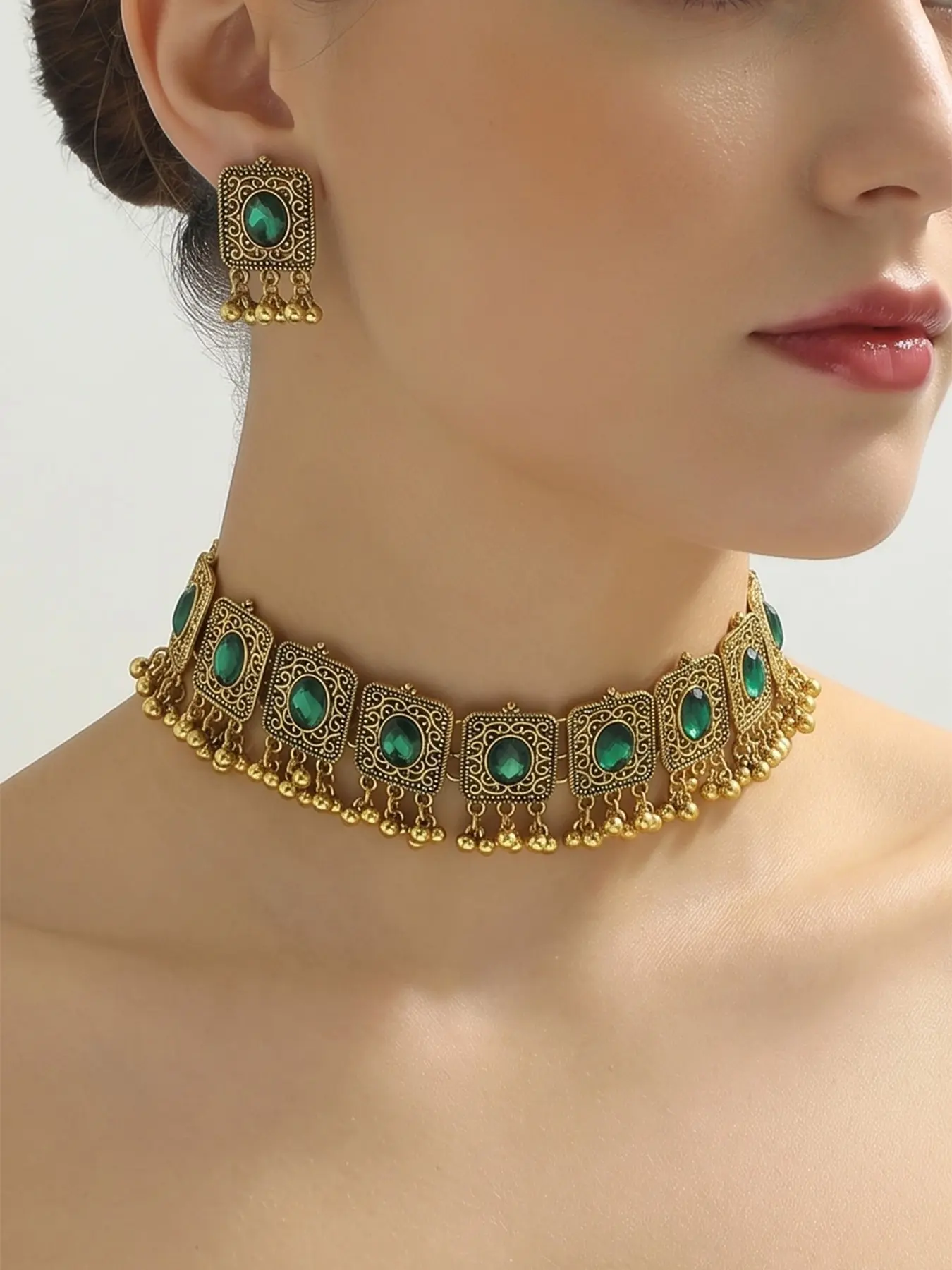 2Pcs Indian Bollywood Jewelry Set for Women, Antique Gold Green Emerald Choker Necklace and Earrings Set, Retro Boho Gypsy Statement Jewelry