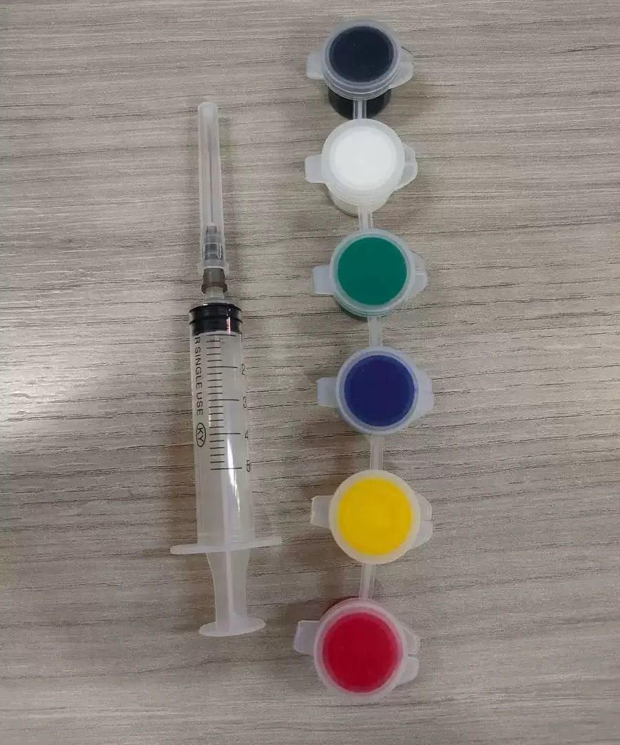 Quick-rebound pimple squeezer fingertip device, made of soft silicone, relieves pressure.