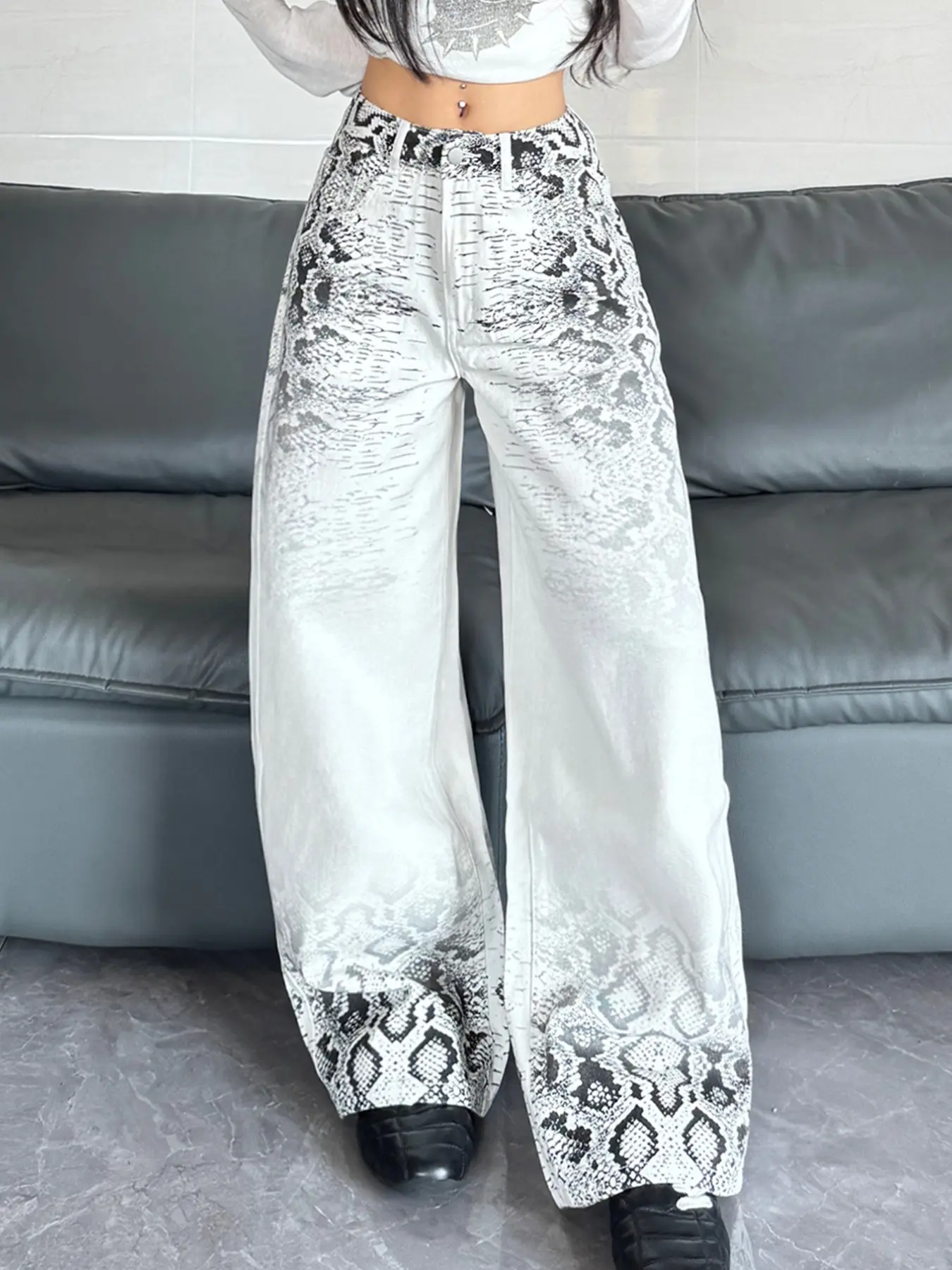 American Vintage Style High-Waisted Jeans, Embroidered Snake Pattern, Loose-Fit Straight Leg, Fashionable Women's Pants, All Seasons