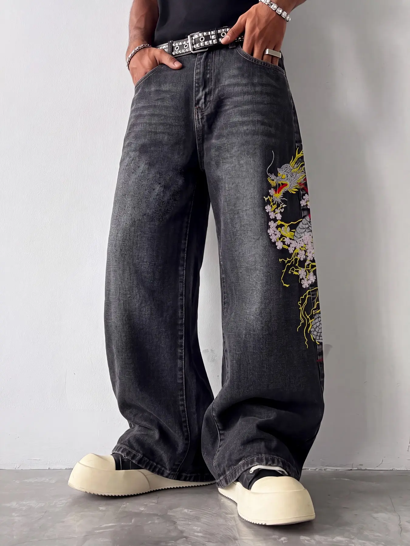 Men’s black and gray loose straight-leg jeans, side embroidered pattern of a soaring dragon interwoven with flowers, American street-style fashion denim long pants.