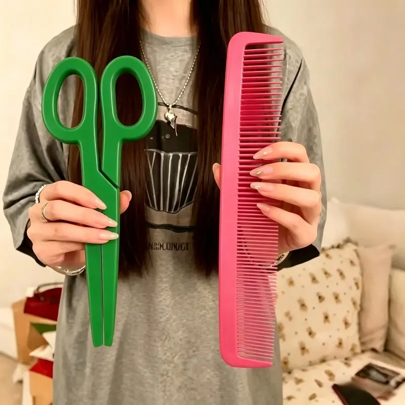2 Piece Giant Comb and Scissors Set, Fun Halloween Props, Stage Performance Accessories, Creative Gift, Random Colors, Entertainment Atmosphere