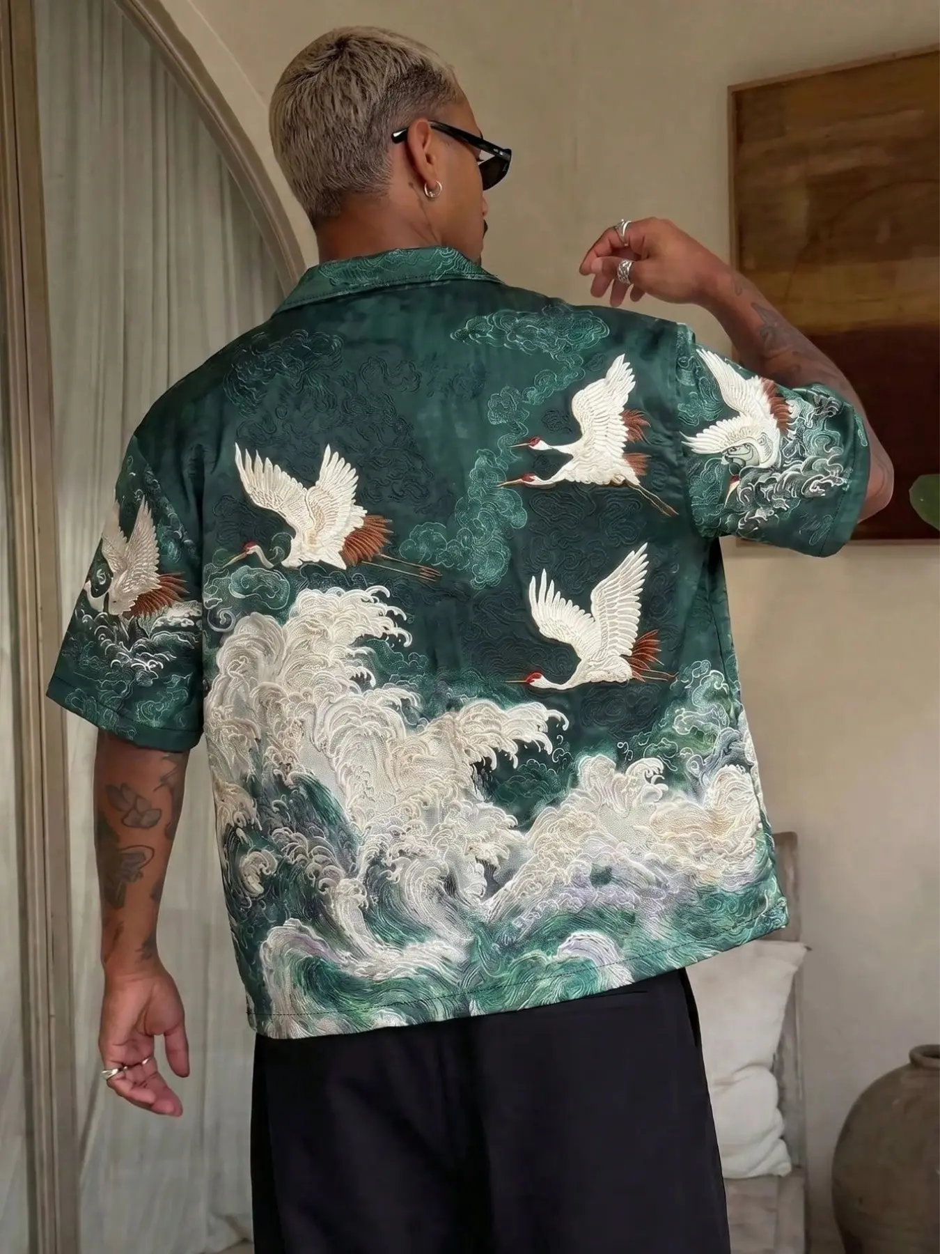 Men's dark green ukiyo-e Graphic printed short sleeved shirt with crane and giant wave pattern, soft and comfortable fabric, classic oriental retro Japanese casual fashion shirt, suitable for daily wear for men on summer street vacations.