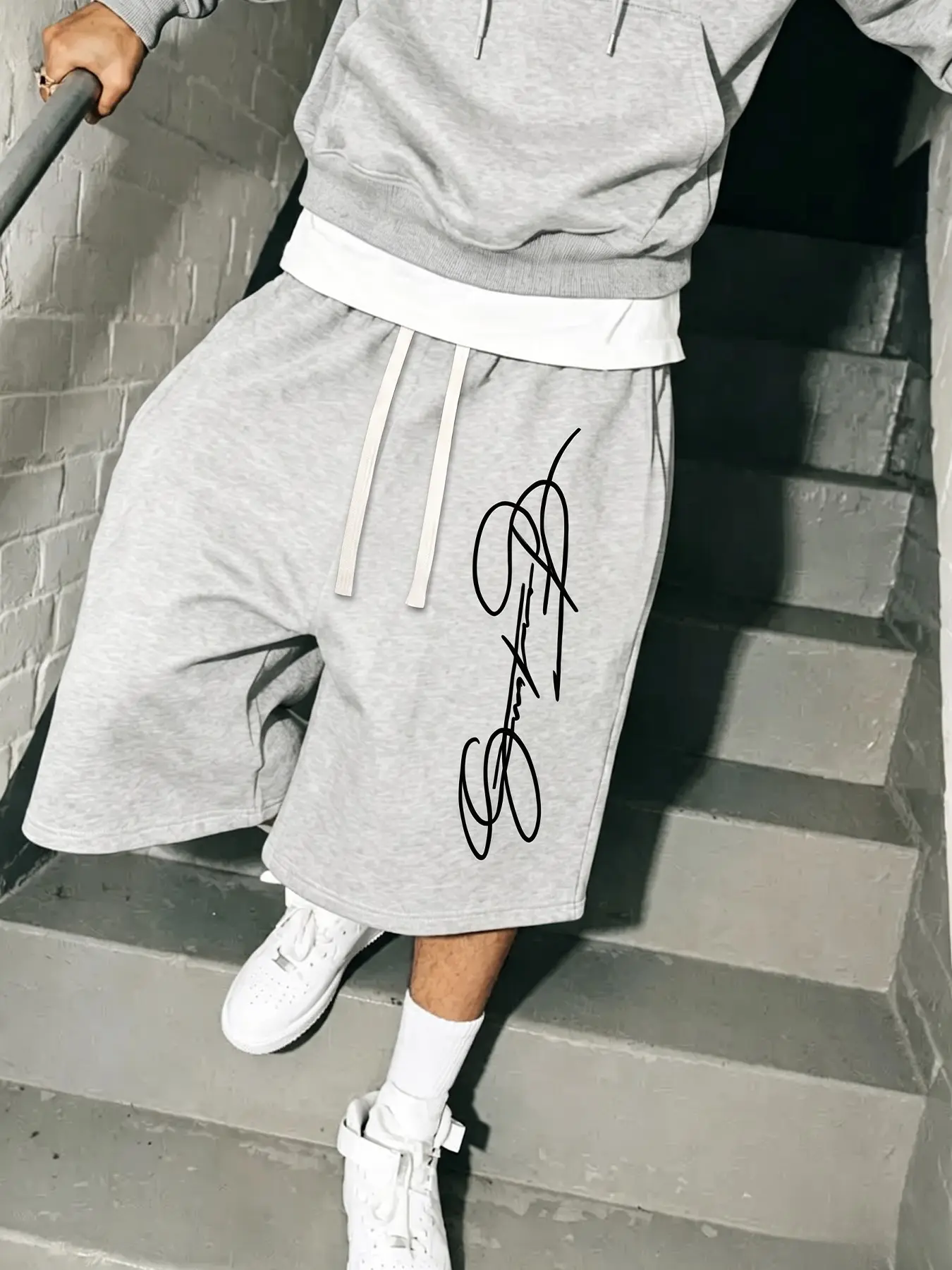 Men Heather Gray Drawstring Loose 7/7 Length Capri Pants Vertical Cursive Signature Graphic Sweat Capri For Men Casual Street Clothes
