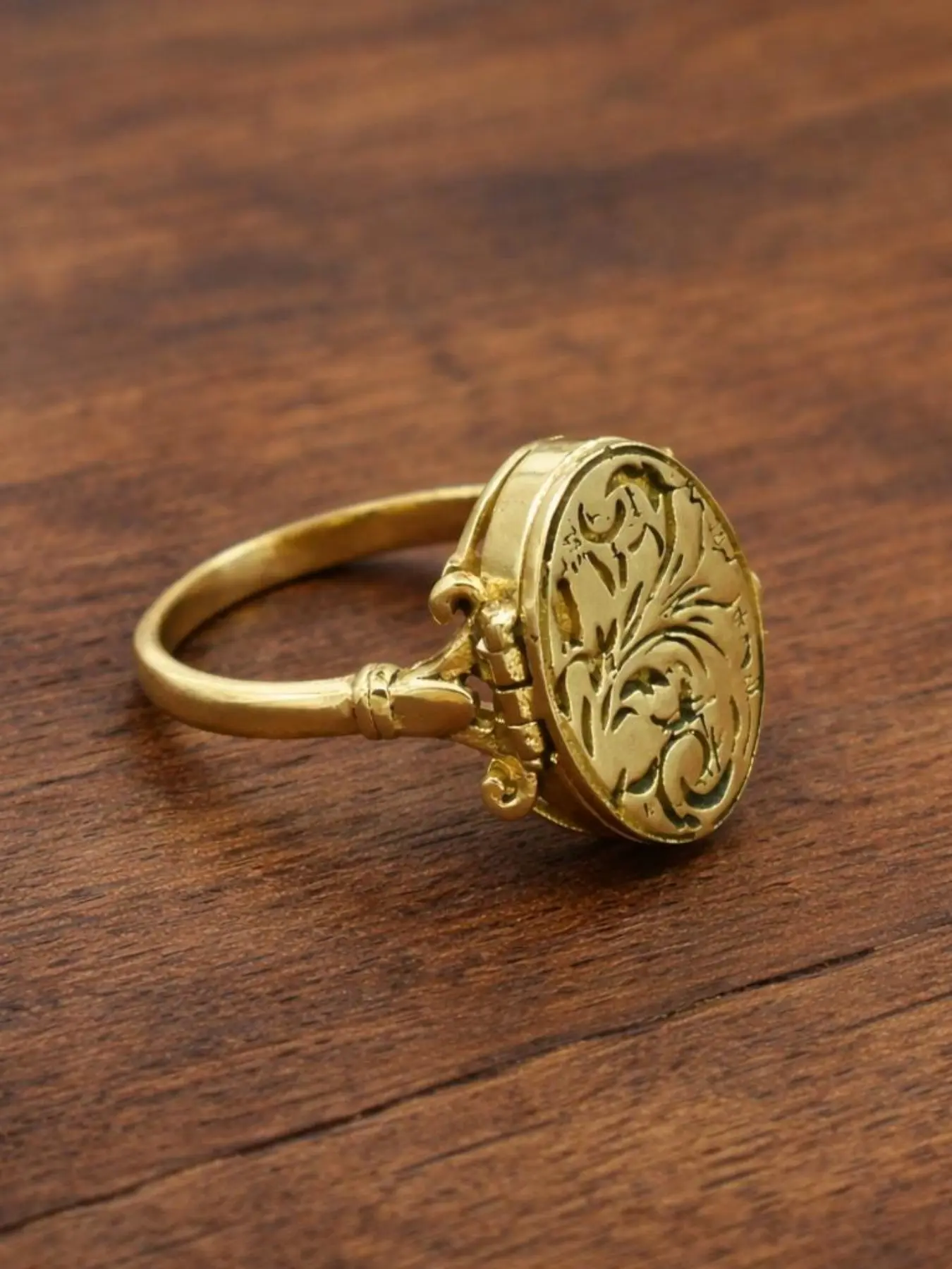 Vintage Exquisite Engraved Gold‑Tone Openable Ring for Women Suitable for Daily Party Date and Halloween Wear Halloween Gift Birthday Gift Hinged Ring Women