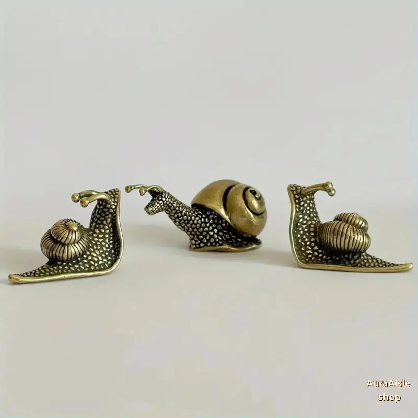 3-Piece Retro Decorative Vintage Brass Snail Figurines with Exquisite Spiral Texture, Copper-Tone Mini Conch Sculpture Ornaments for Indoor Tabletop & Household Styling, Outdoor Garden Landscaping