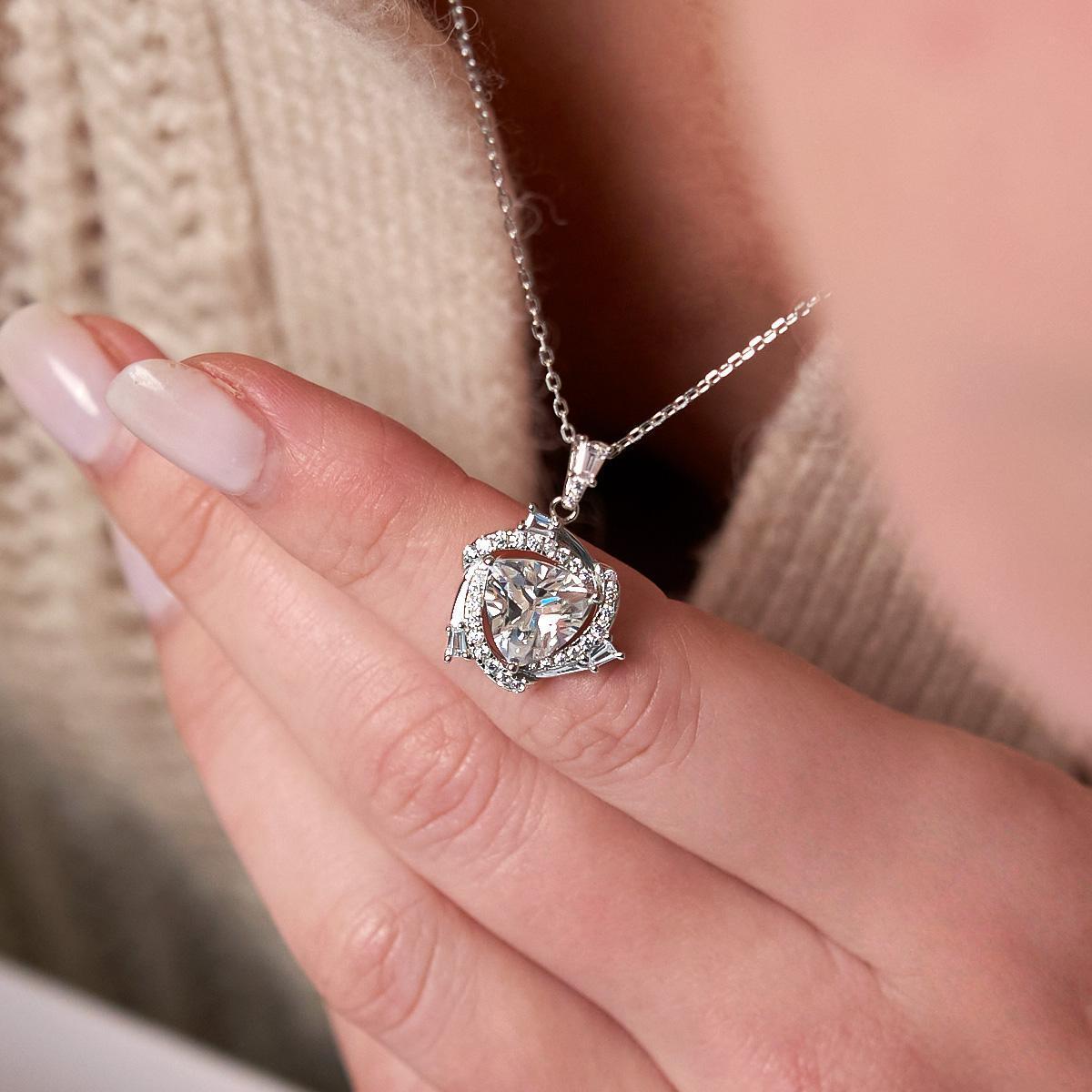 【745】QUEENSDAY Blossom Elegance Synthetic Moissanite Jewelry Set – Elegant and Radiant Choice for Engagement, Wedding, or Special Events