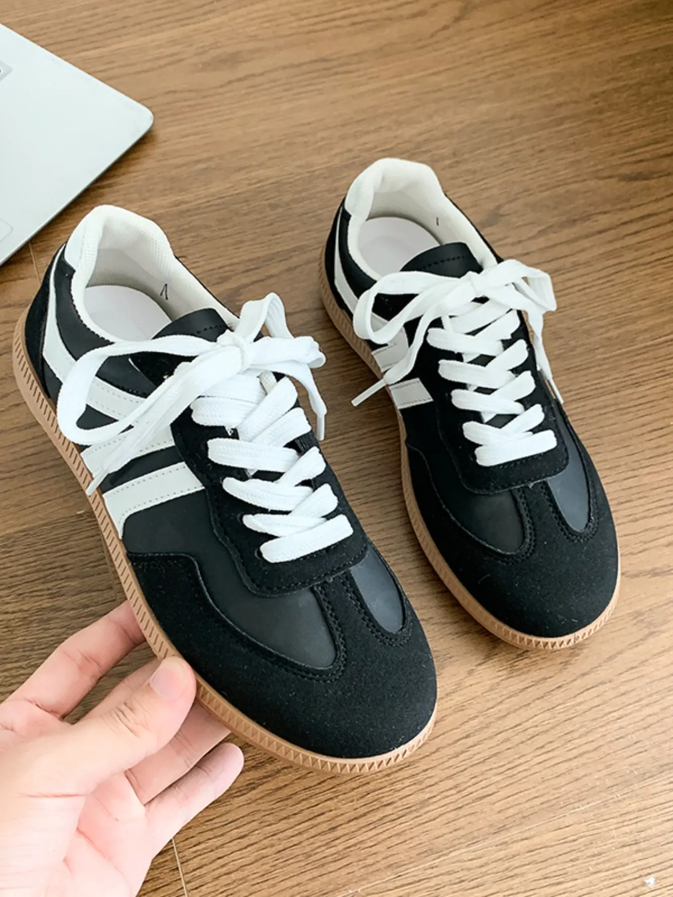 Women Retro Stripe Detail Trainer Sneakers Lace‑Up Low‑Top Gum Sole Color Block Casual Shoes For Back To School Daily Walking