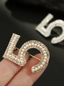 1 pcs Vintage Pearl Alphabet Brooch ✦ Luxurious Number 5 Design with Crystal Rhinestones ，Limited Numbered Edition • Retro Socialite Style Accessory • Statement Pin for Dresses & Coats