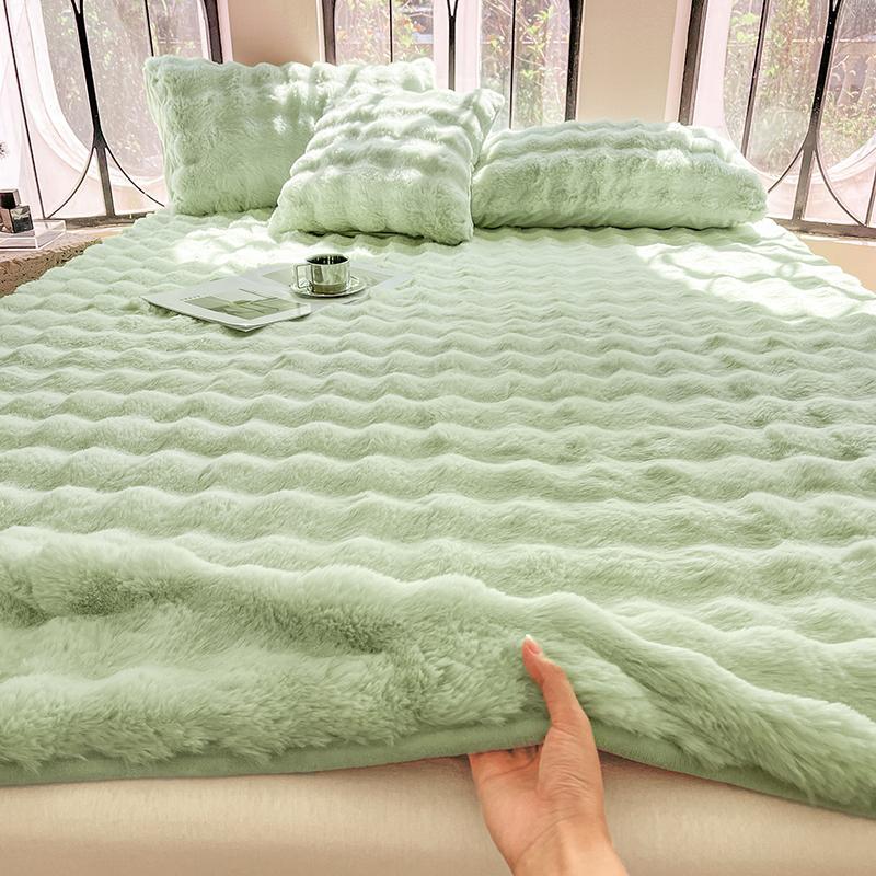 A washable bed cover made of imitation rabbit hair, made of soft and comfortable fabric, suitable for cold weather, with a simple style, used in bedrooms