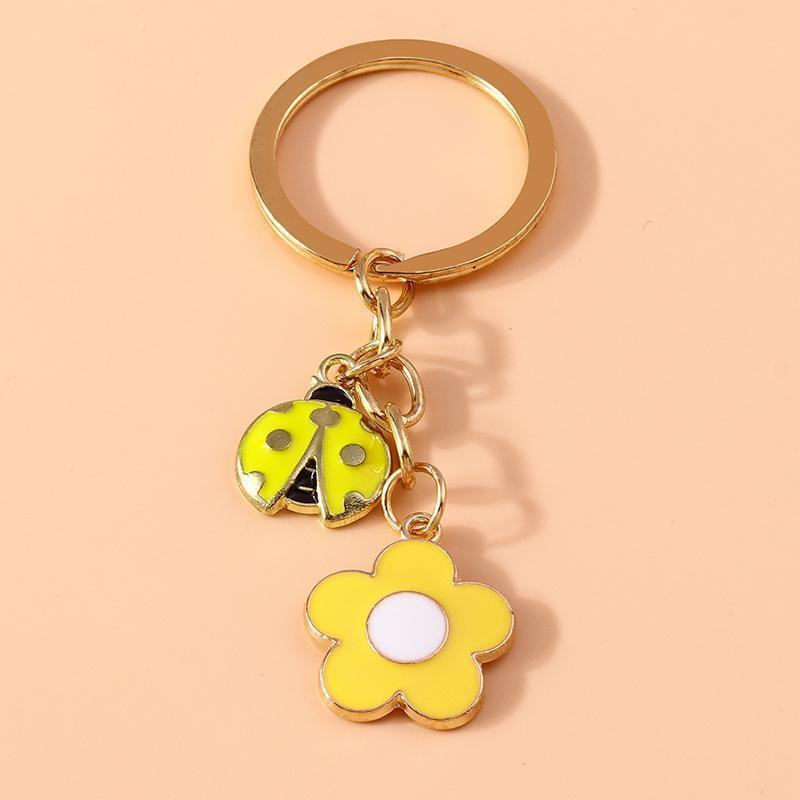Cute Enamel Daisy Keychain Flower Keyring Pendants for Car Key Holder Women Girls Handbag Accessories Handmade Jewelry Gift