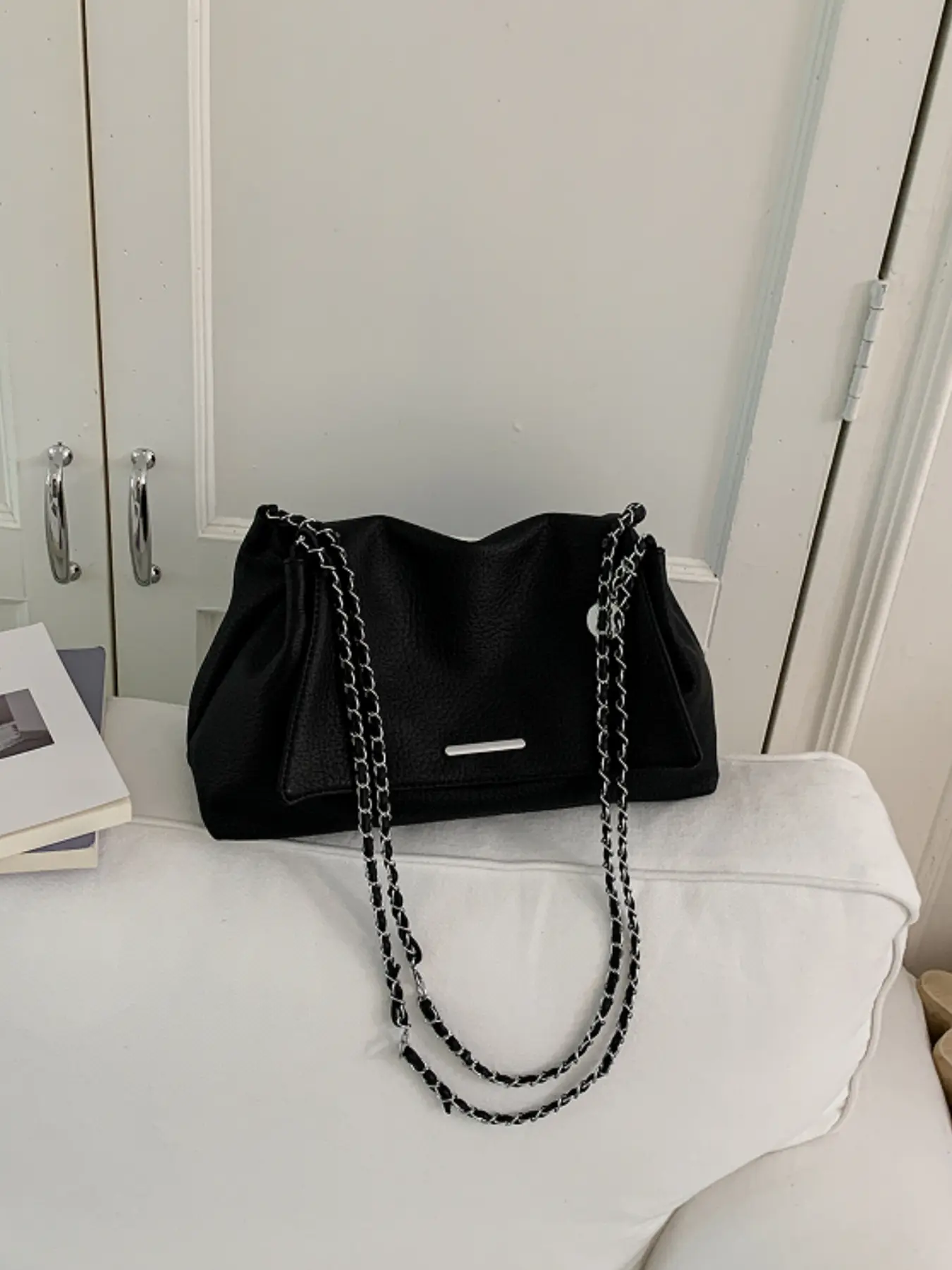 Fashion retro chic sweet style chain shoulder bag, daily commute dating large-capacity lightweight minimalist textured crossbody bag, Casual shoulder bag