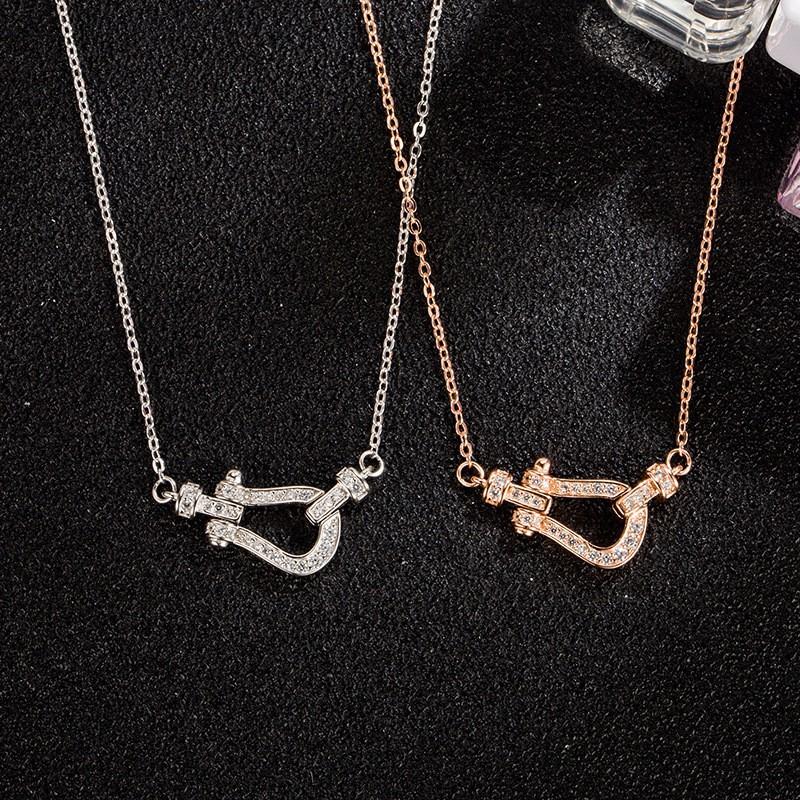 This is a popular European and American horseshoe buckle necklace that is versatile for women, exuding a sense of high-end sophistication. It features a slightly inlaid, niche, and luxurious heavy industry collarbone chain