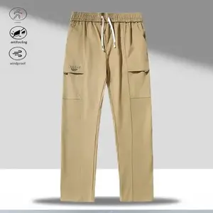 Men's work pants, casual exploration style, large pockets convenient for carrying essential items while exploring, waist drawstring for easy movement, wide leg fit suitable for long walks. Suitable for adventurous urban explorers and nature enthusiasts lo
