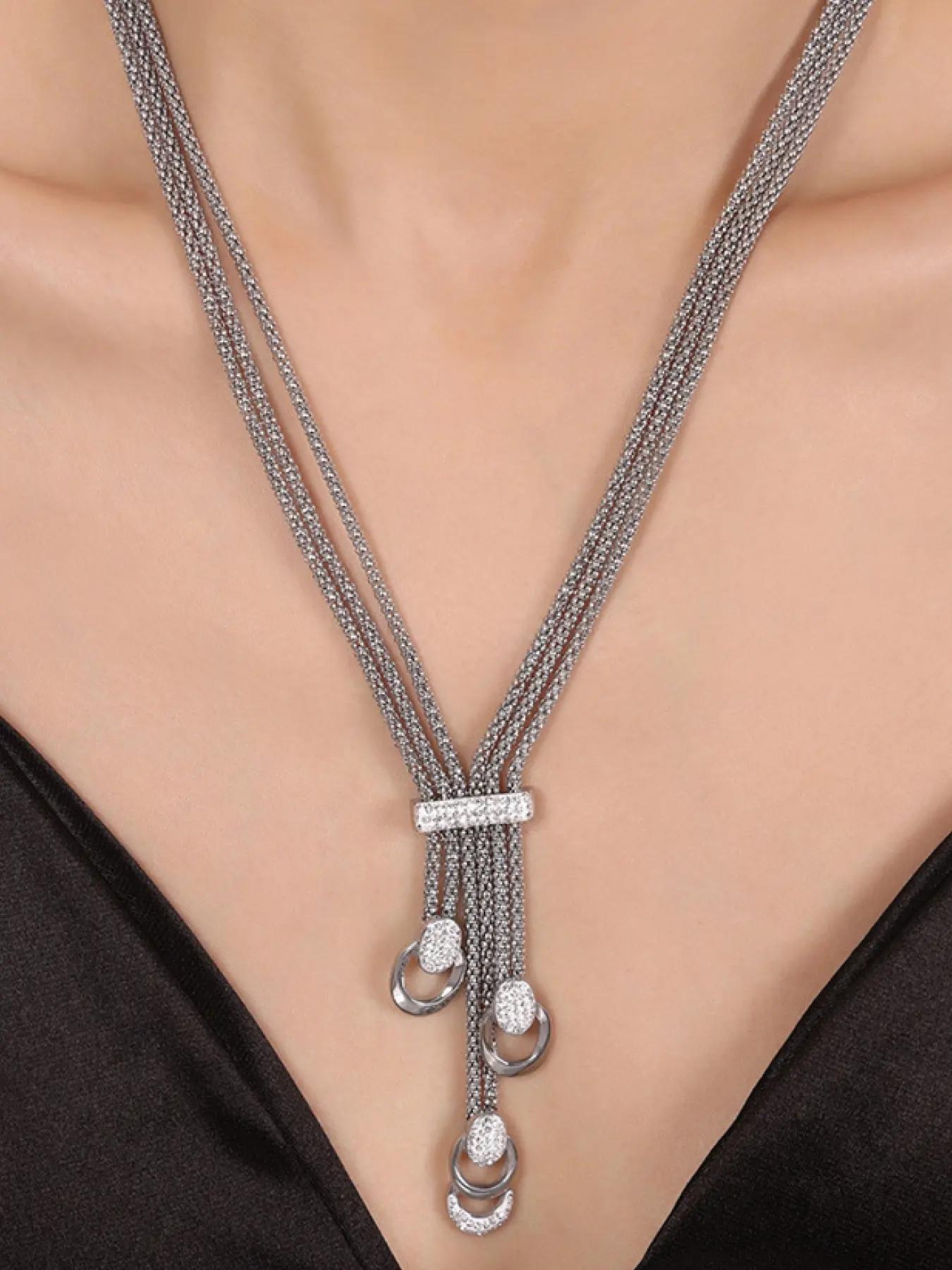 A multi-layered silver diamond studded tassel necklace with multiple shiny fine chains and diamond studded horizontal buckles, light luxury and agile, suitable for dinners, dates, parties and other occasions.