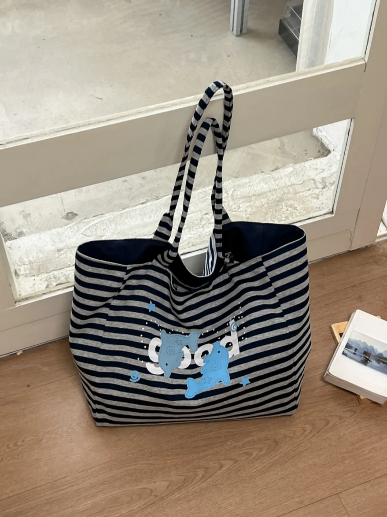 Simple, casual and cute dolphin print stripe tote bag, reversible two-way shoulder bag, soft lightweight large-capacity travel and commuting handbag