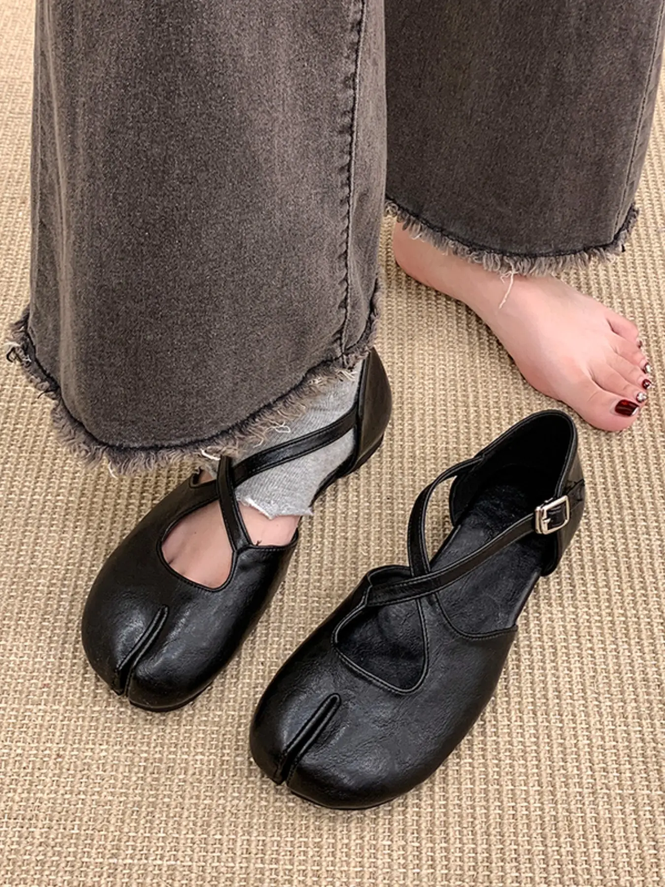 Women's Retro Split Toe Flat Shoes, Cross Strap Buckle Design, Soft Sole Comfortable, Casual Daily Wear, Versatile Fashion Footwear
